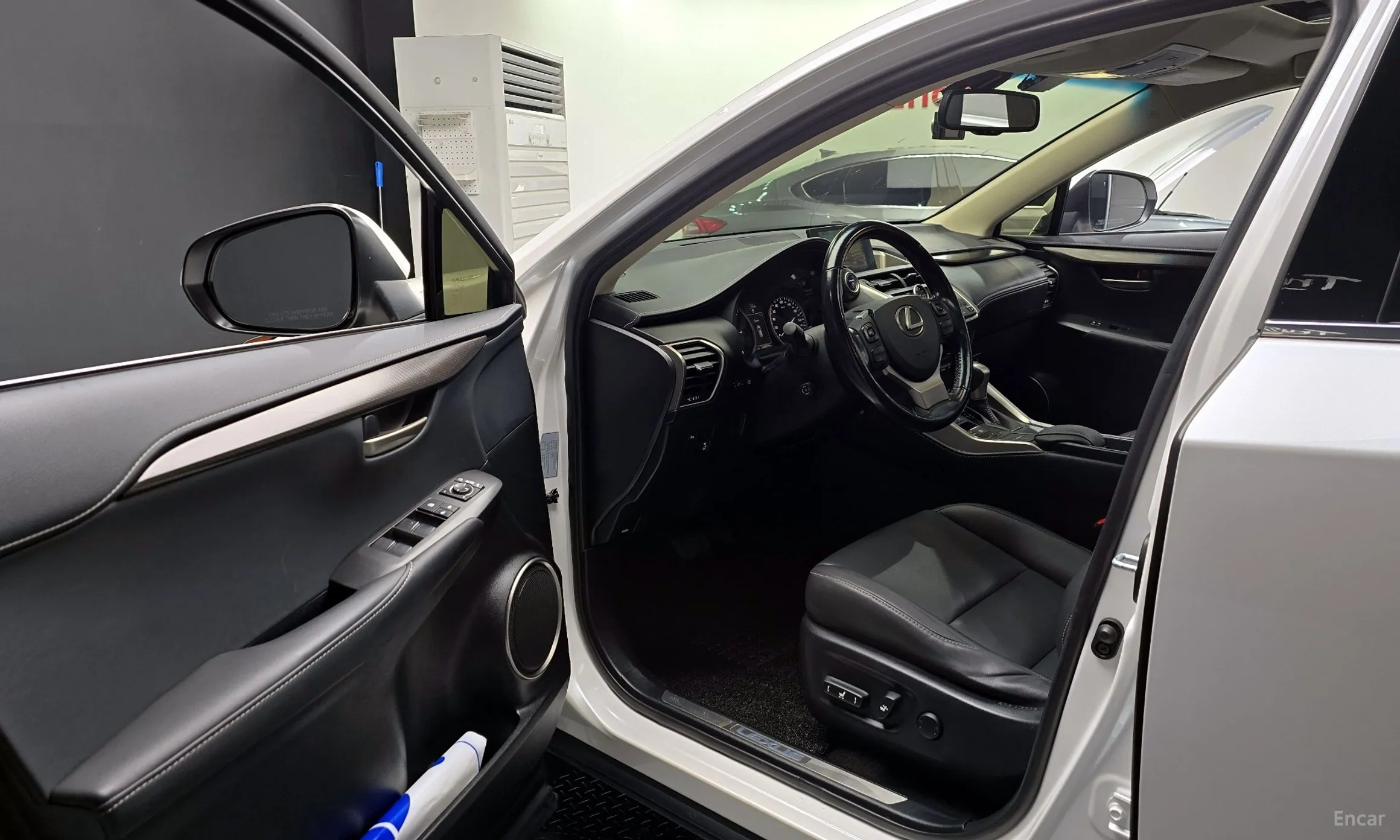 Lexus NX300h превью 10