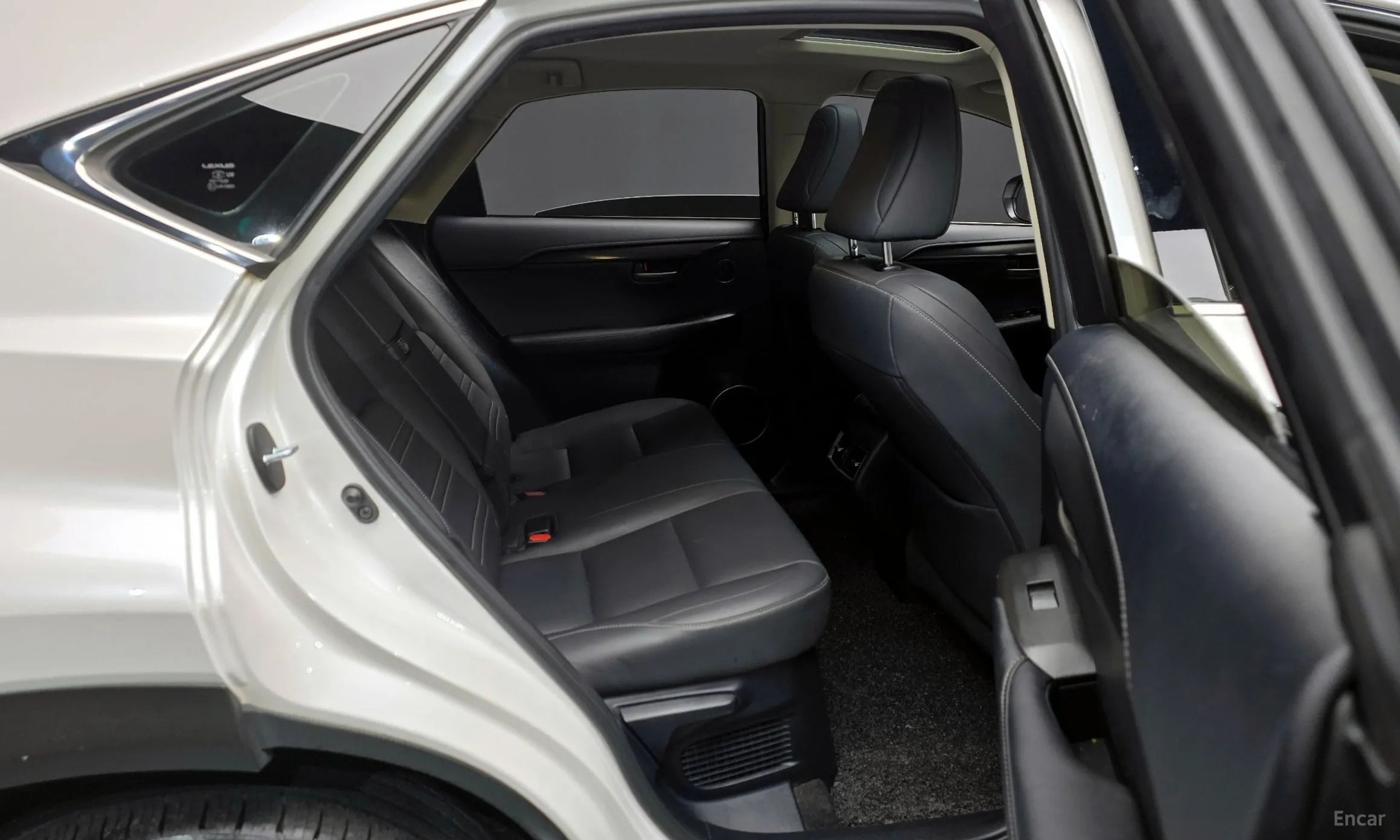 Lexus NX300h превью 12