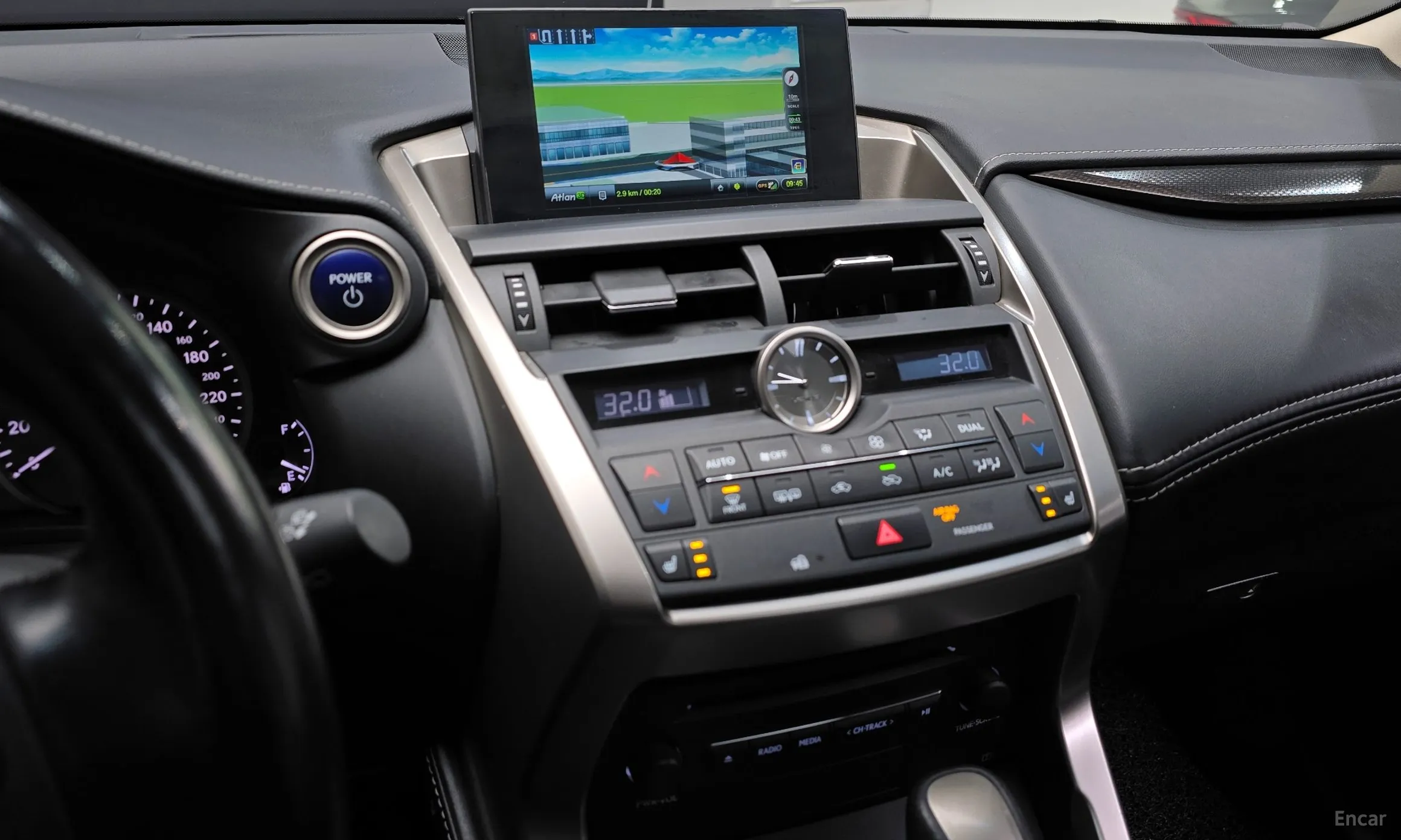 Lexus NX300h превью 14