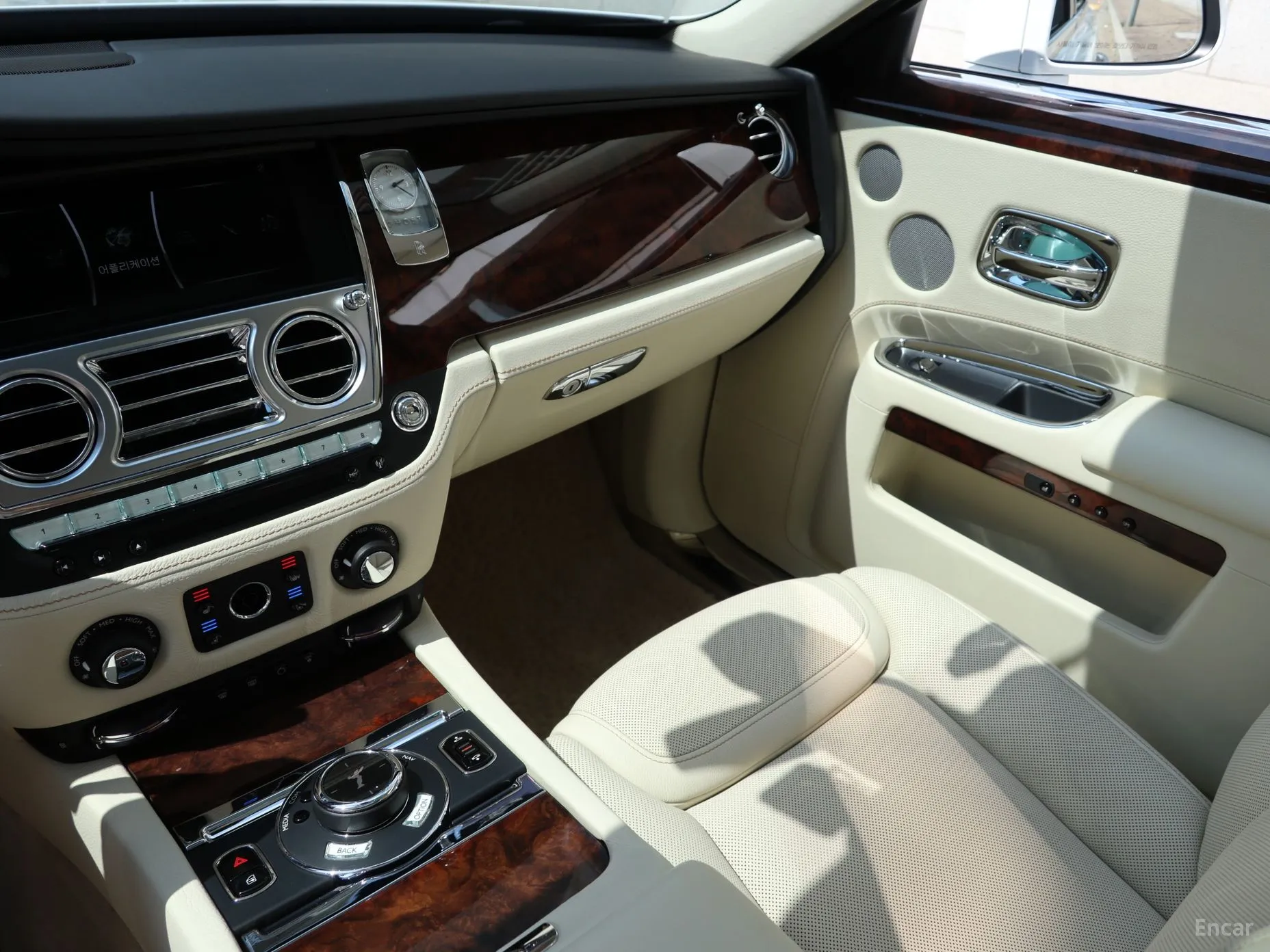 Rolls-Royce Ghost превью 15