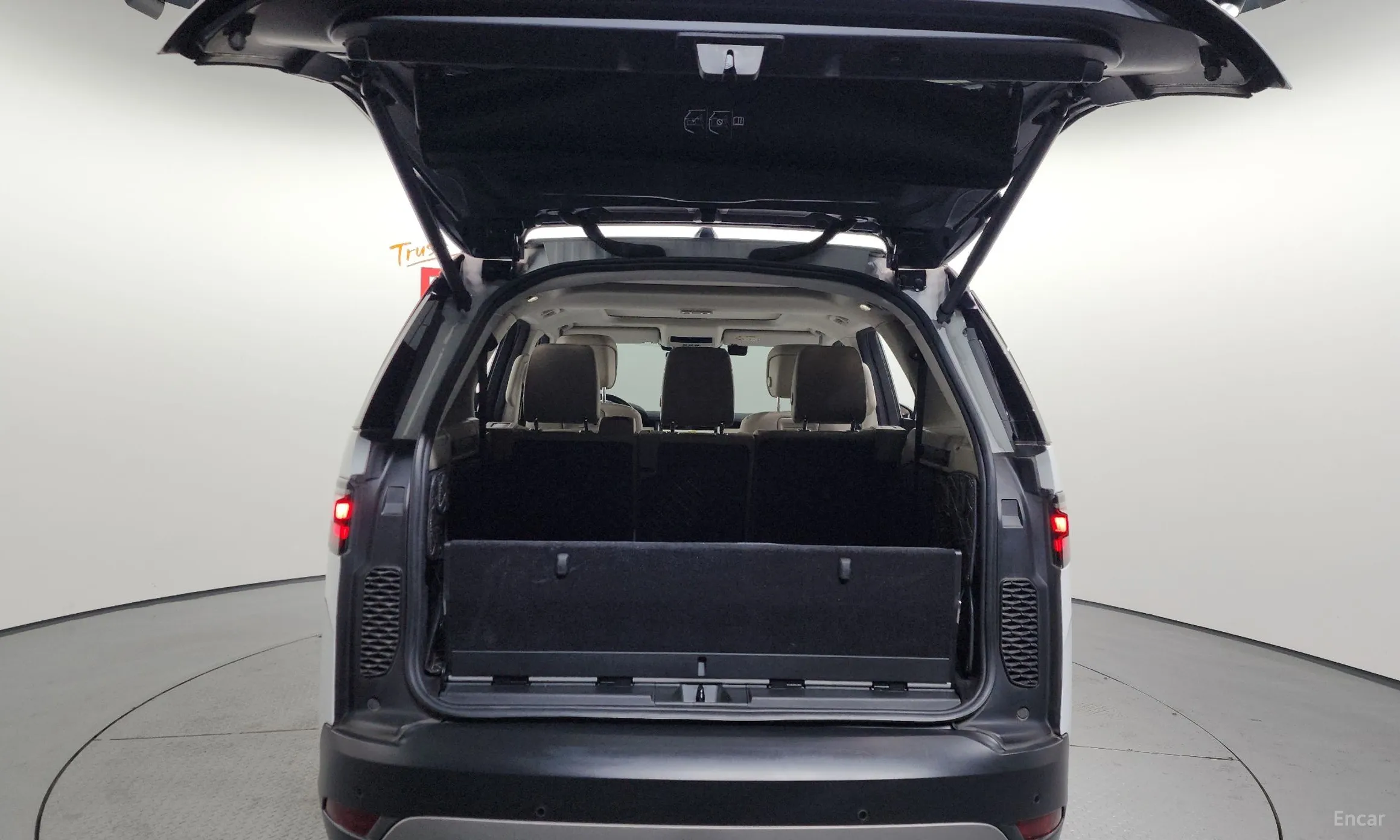 Land Rover Discovery 5 превью 20