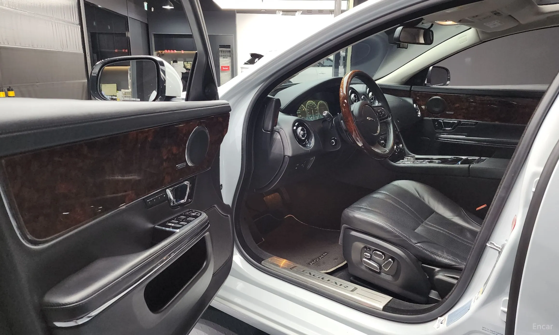 Jaguar All New XJ превью 10