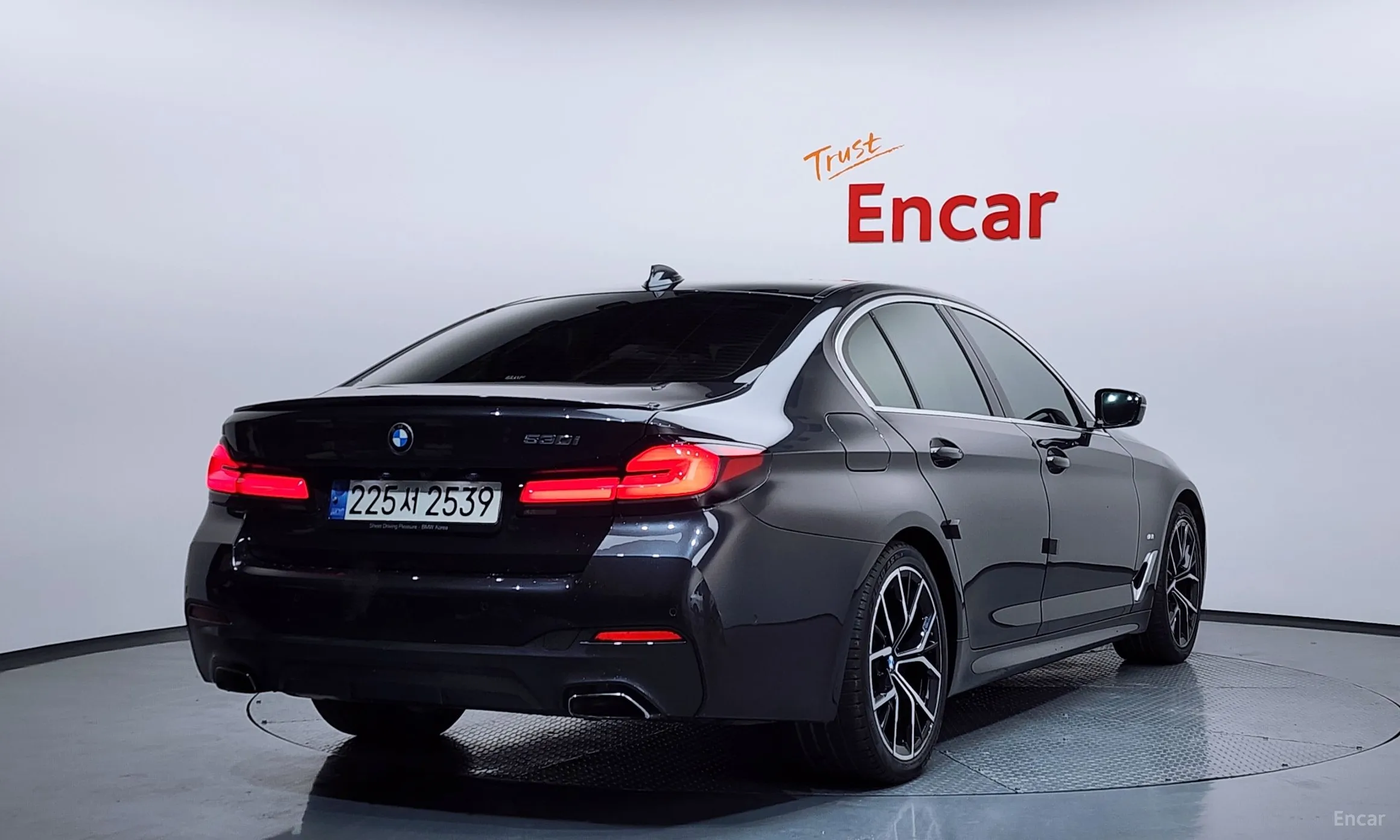 BMW 5 Series (G30) превью 2