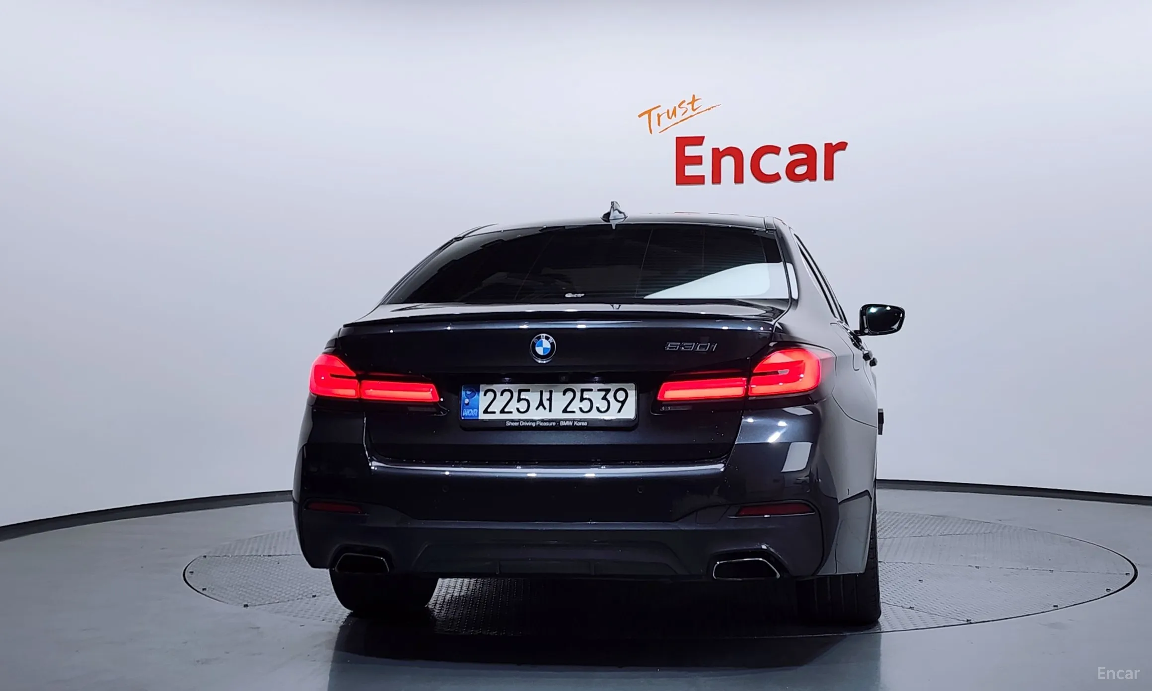 BMW 5 Series (G30) превью 4