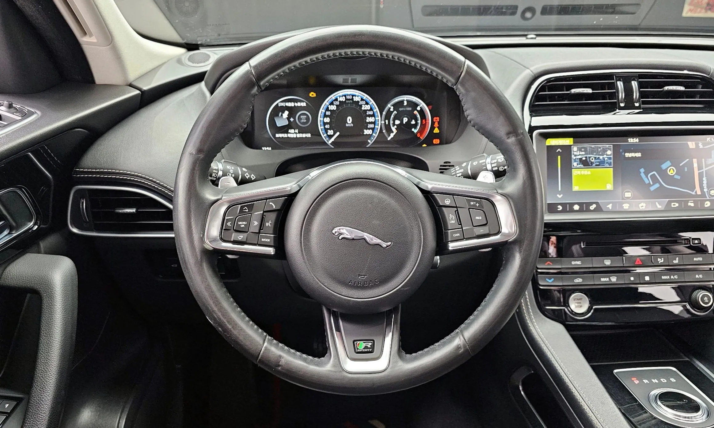 Jaguar F-PACE превью 13