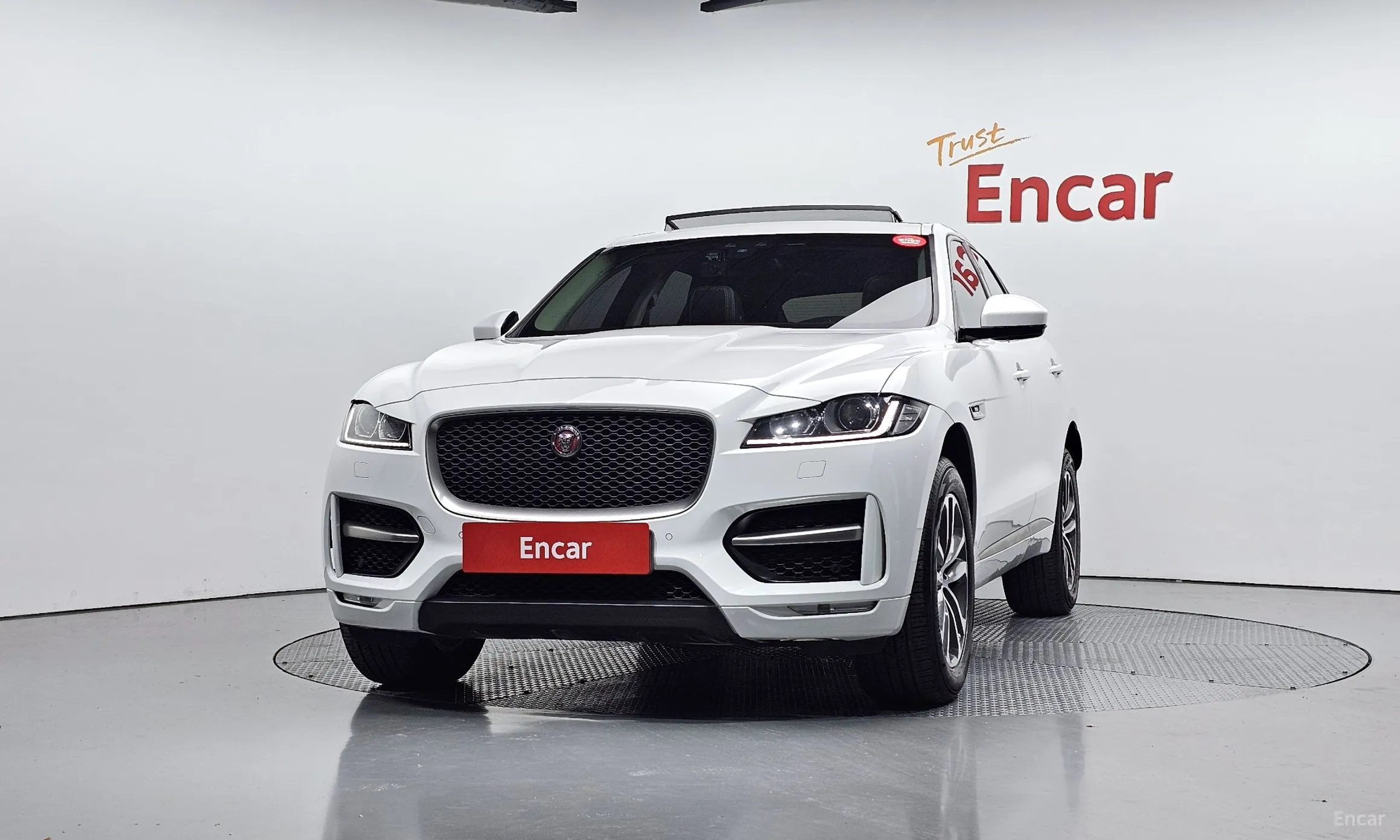 Jaguar F-PACE превью 3