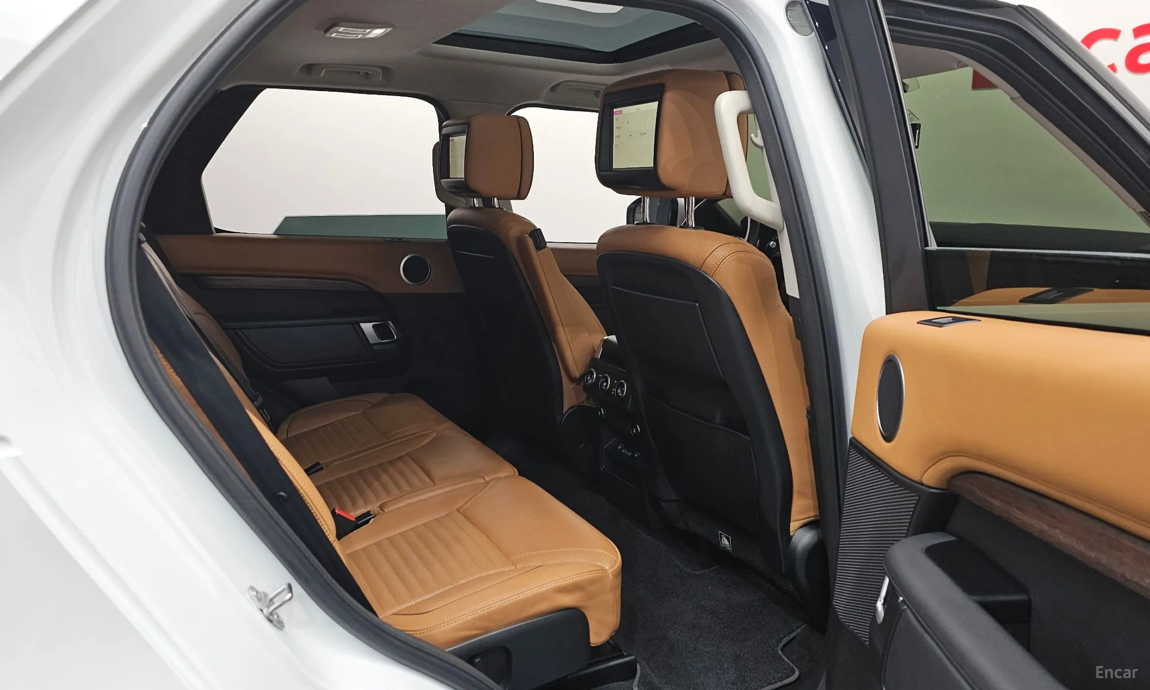 Land Rover Discovery 5 превью 12