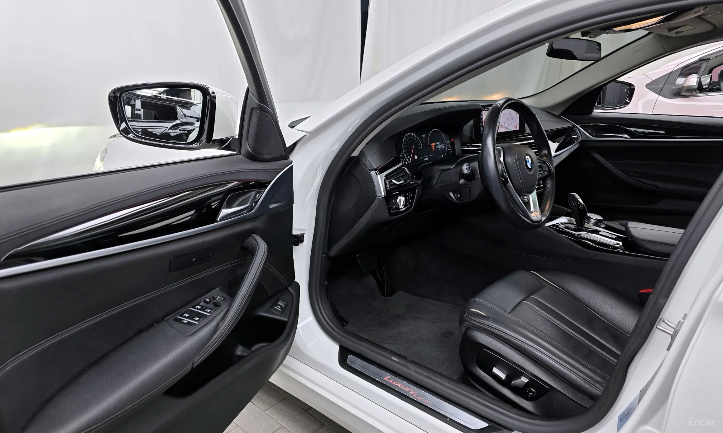 BMW 5 Series (G30) превью 10