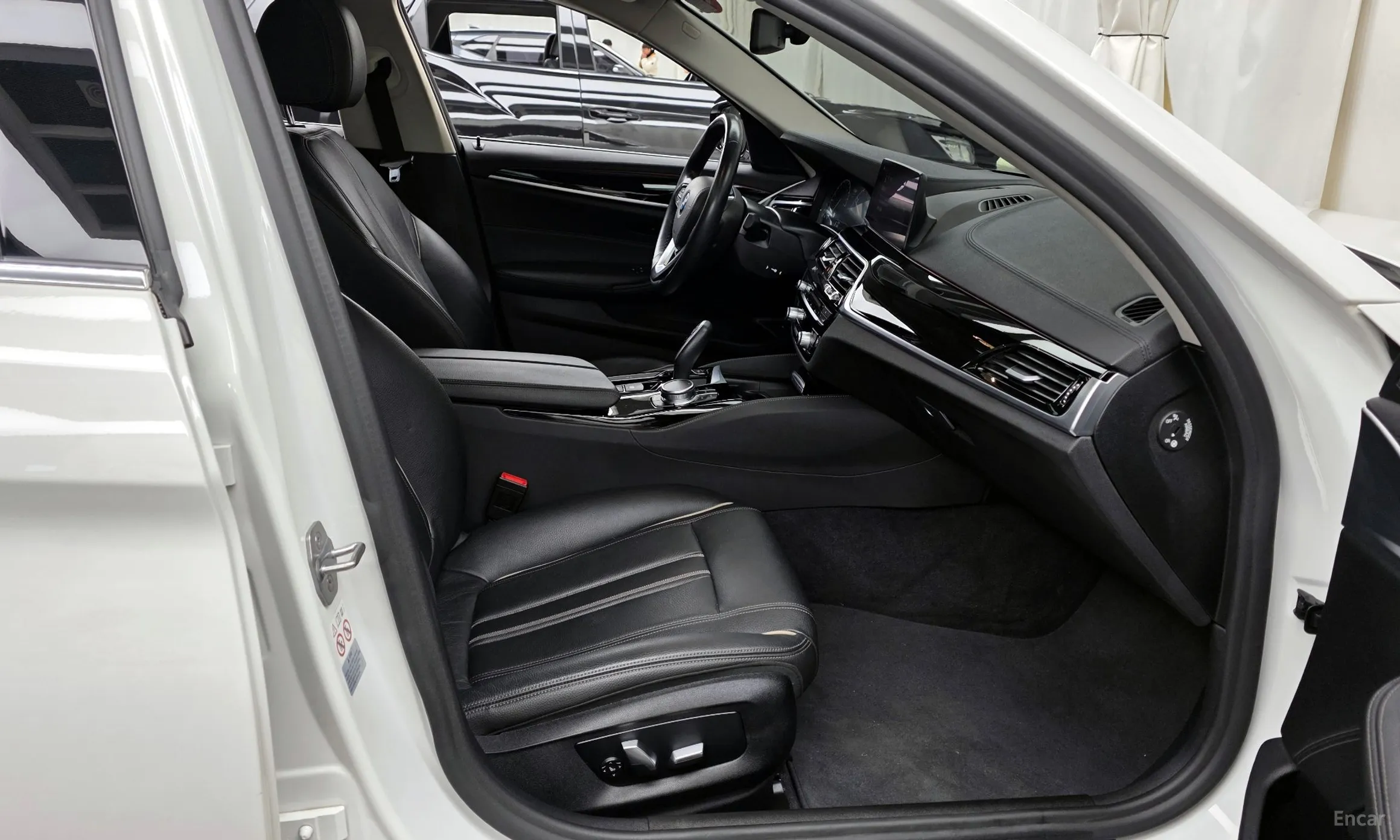 BMW 5 Series (G30) превью 11