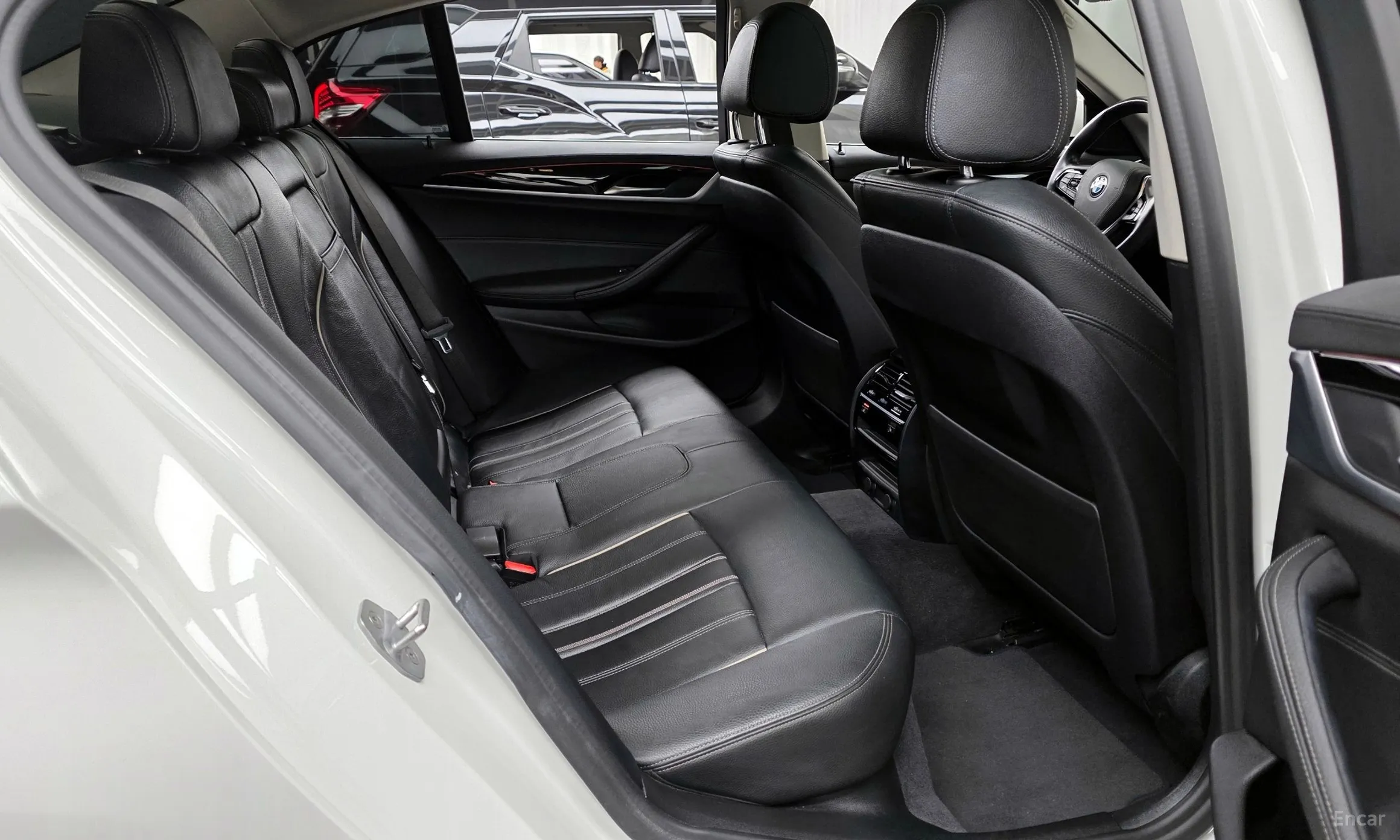 BMW 5 Series (G30) превью 12