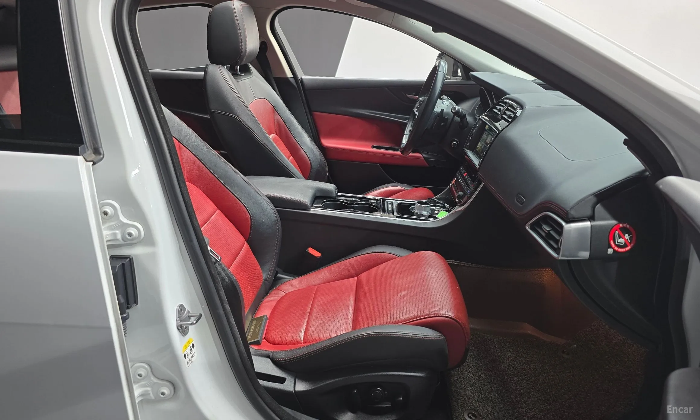 Jaguar XE превью 10