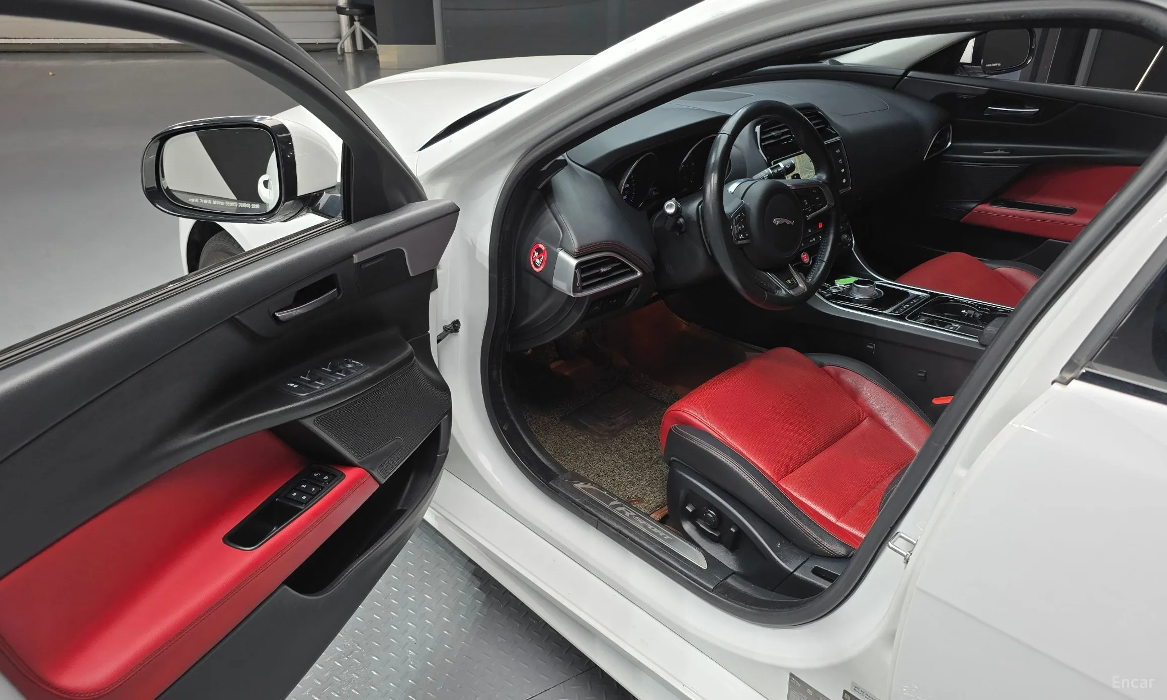 Jaguar XE превью 11