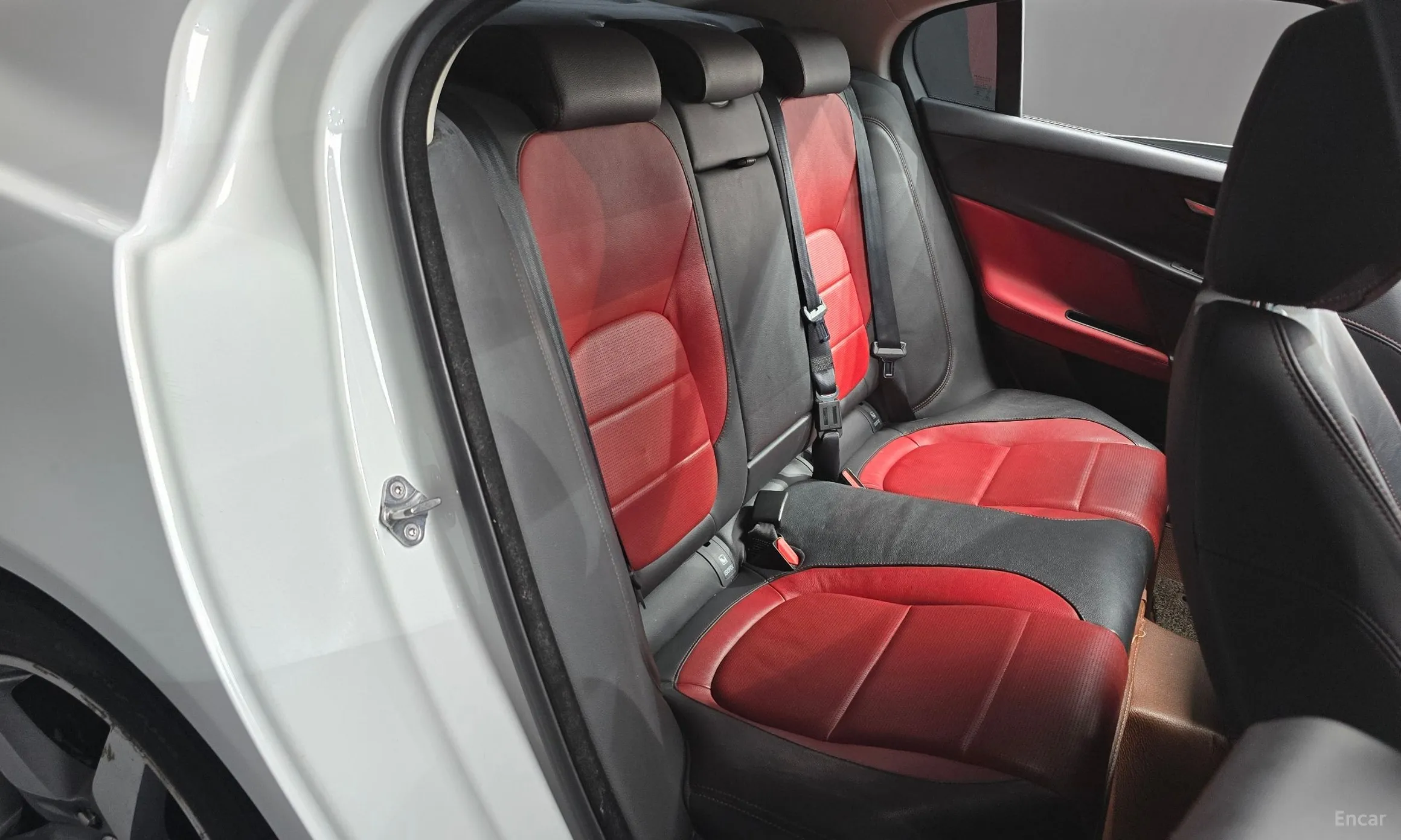 Jaguar XE превью 12