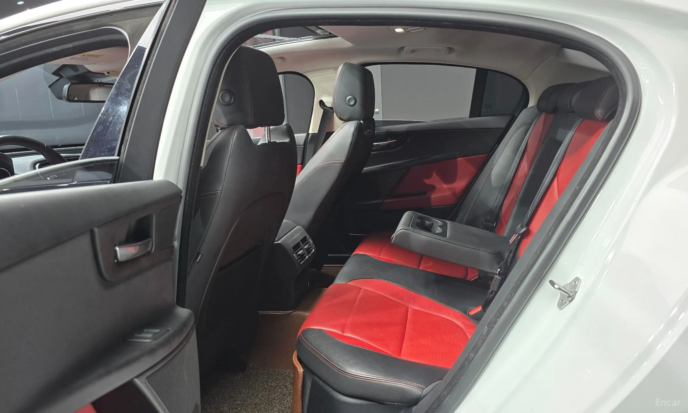 Jaguar XE превью 13