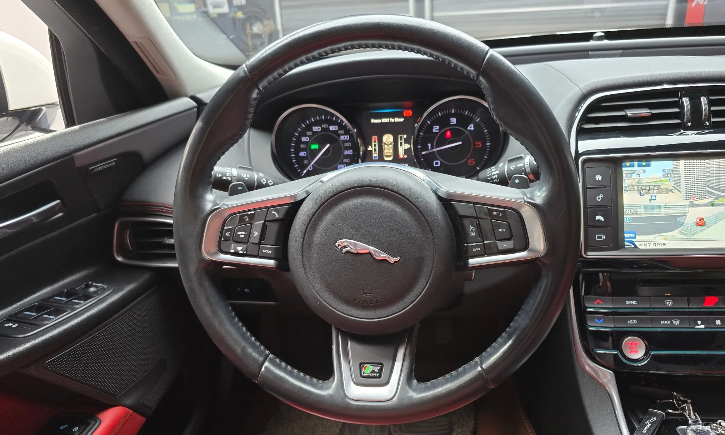 Jaguar XE превью 14