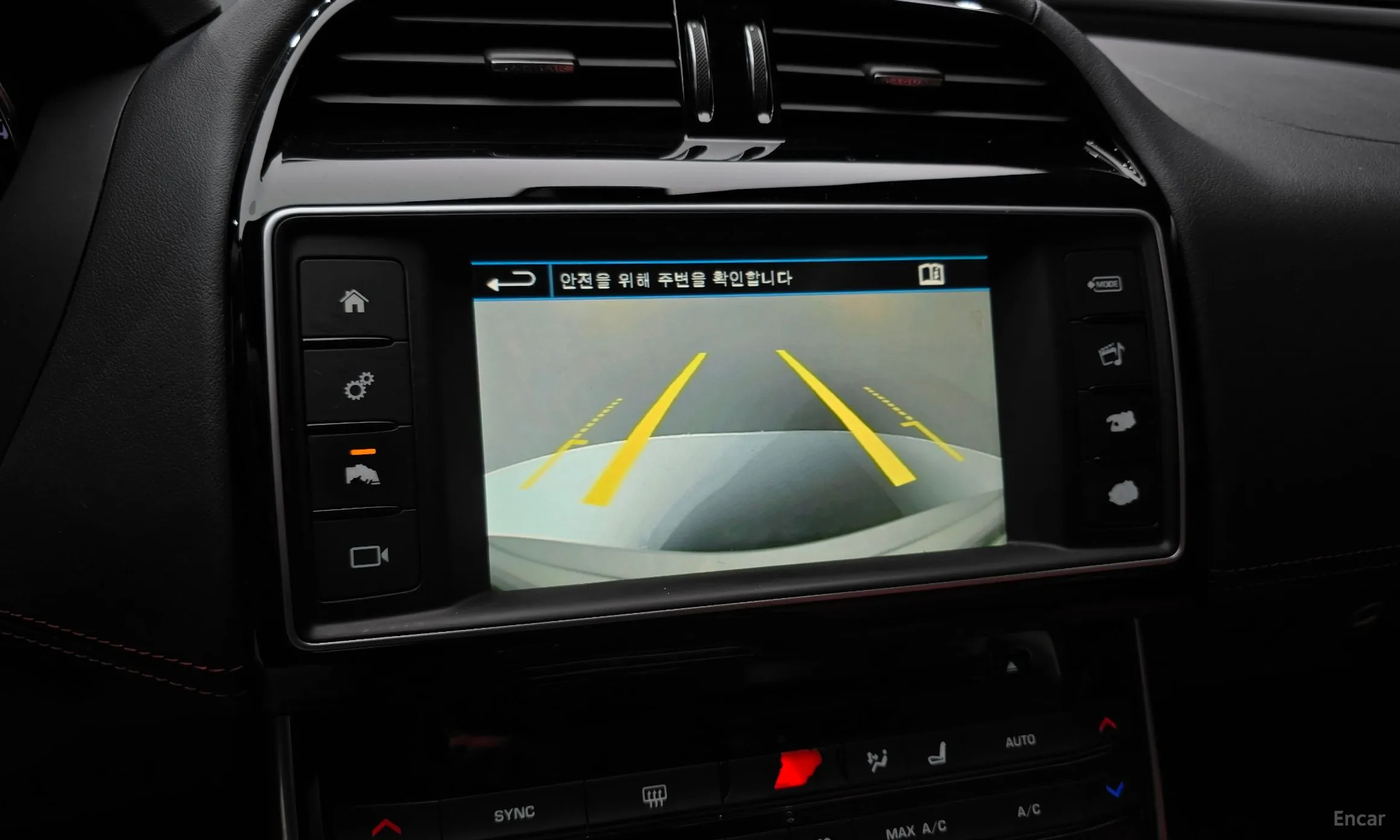 Jaguar XE превью 16