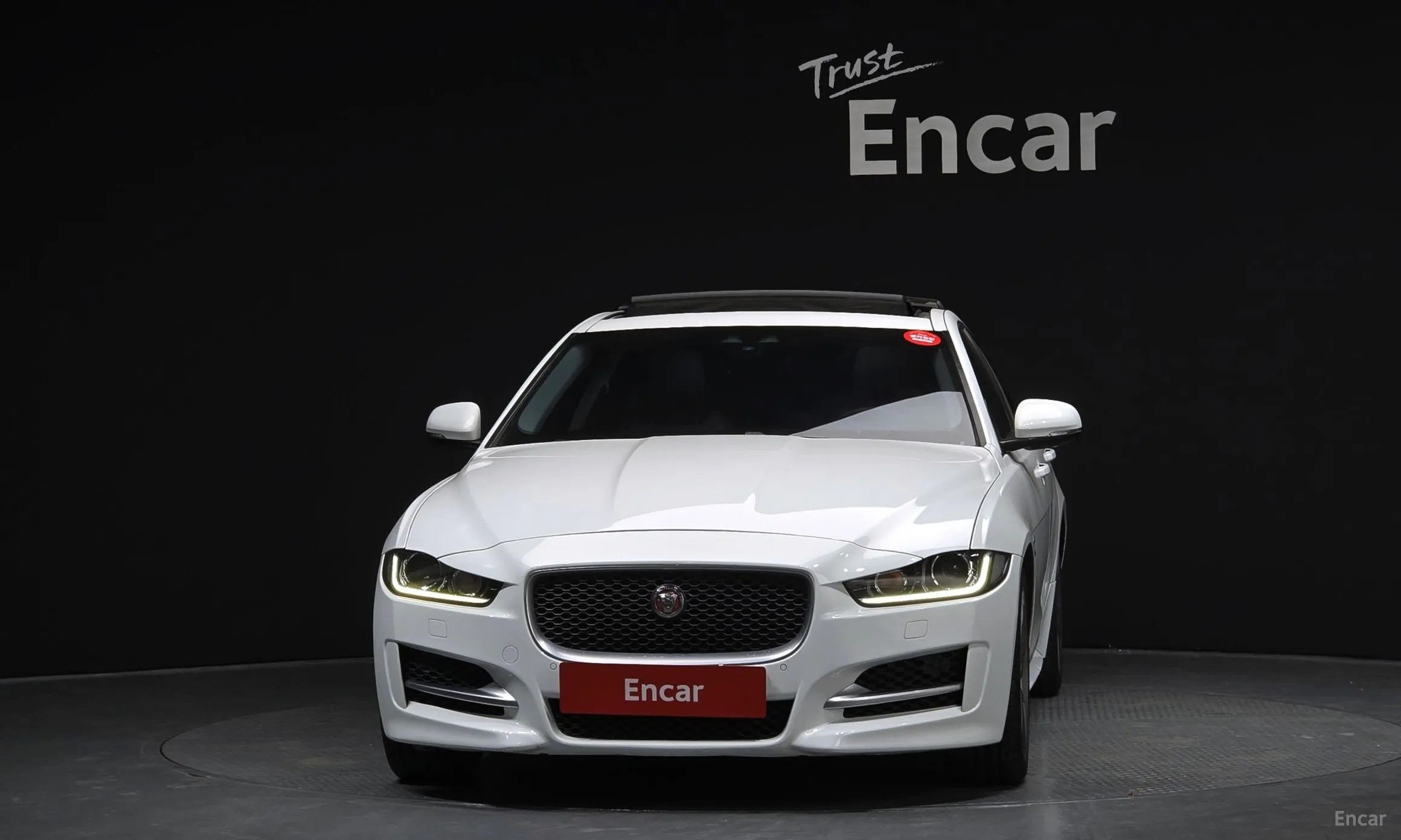 Jaguar XE превью 3