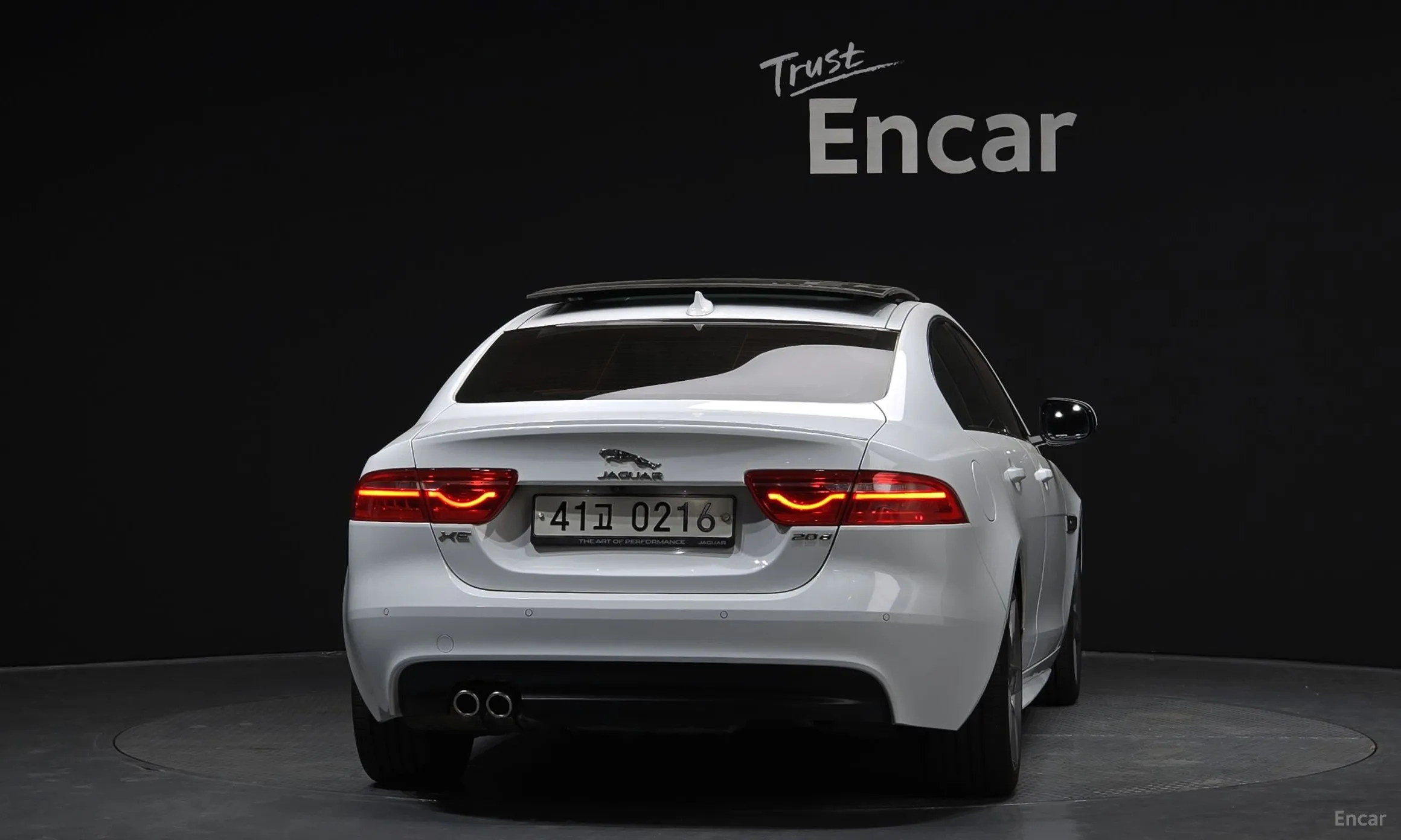 Jaguar XE превью 4