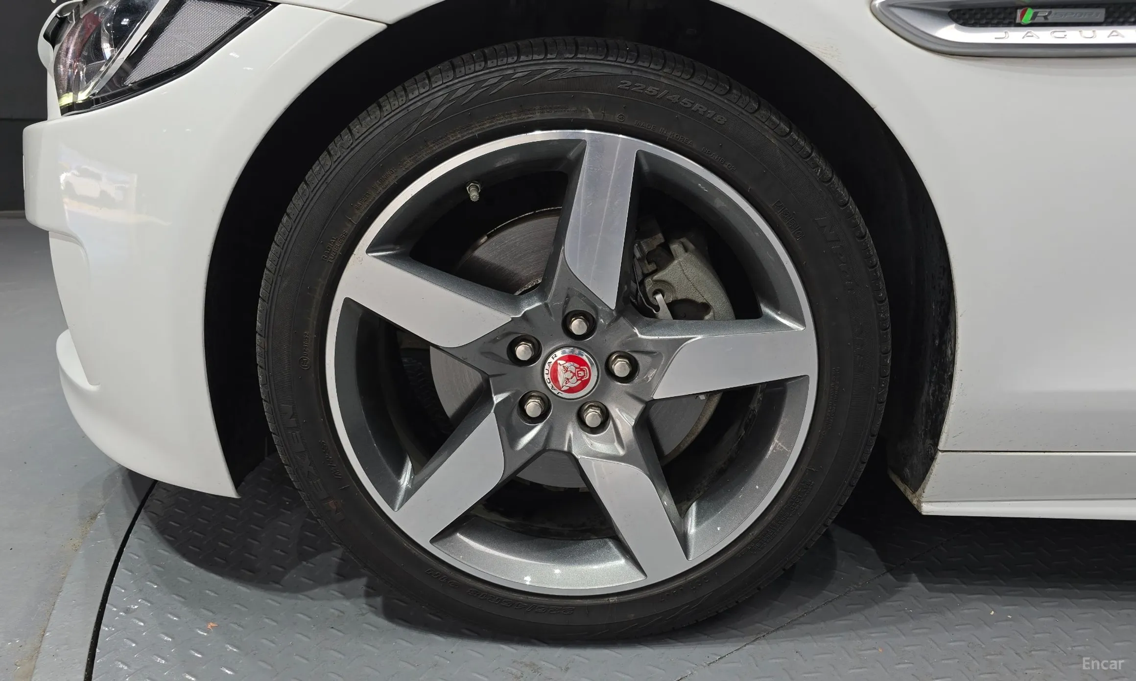 Jaguar XE превью 5