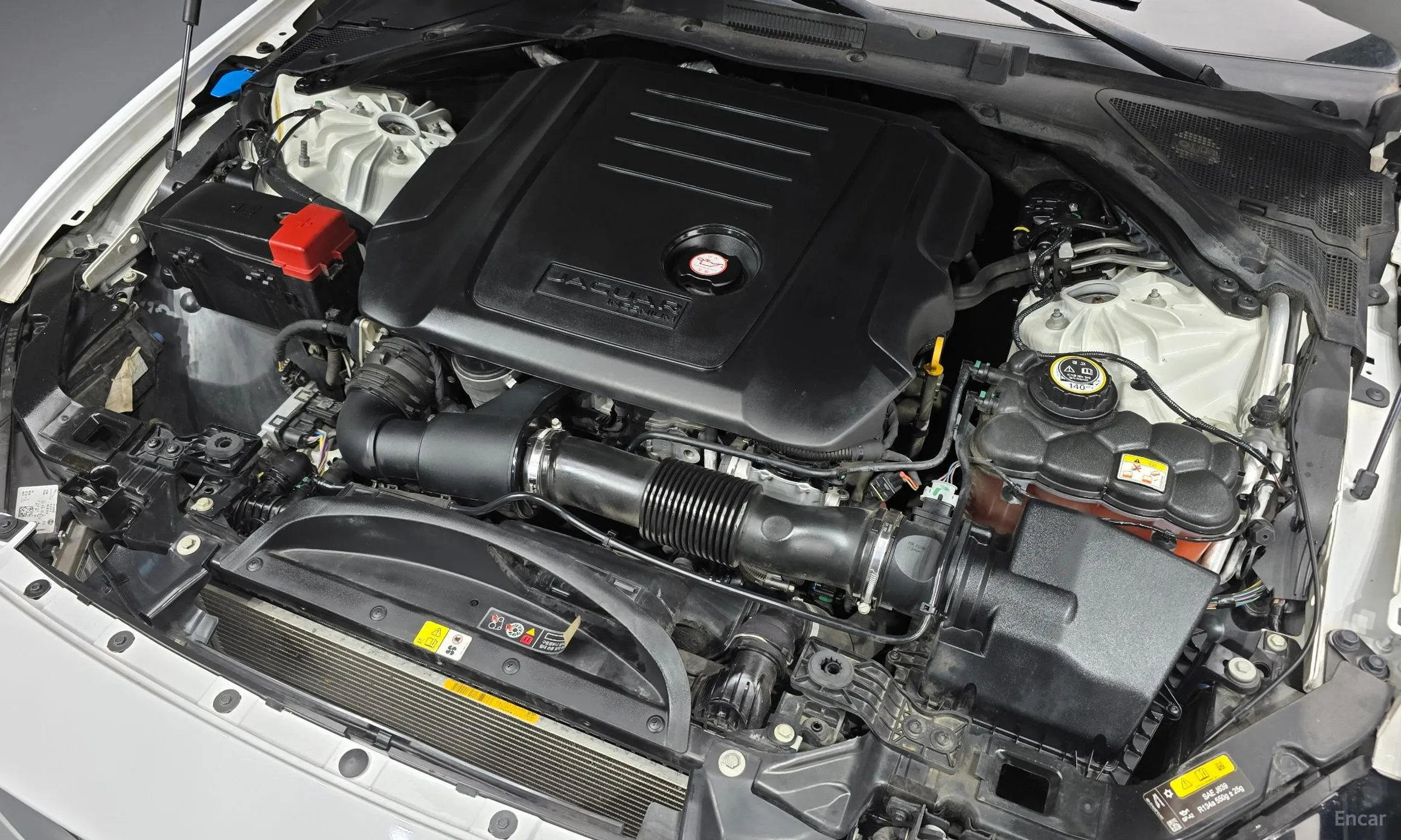 Jaguar XE превью 6