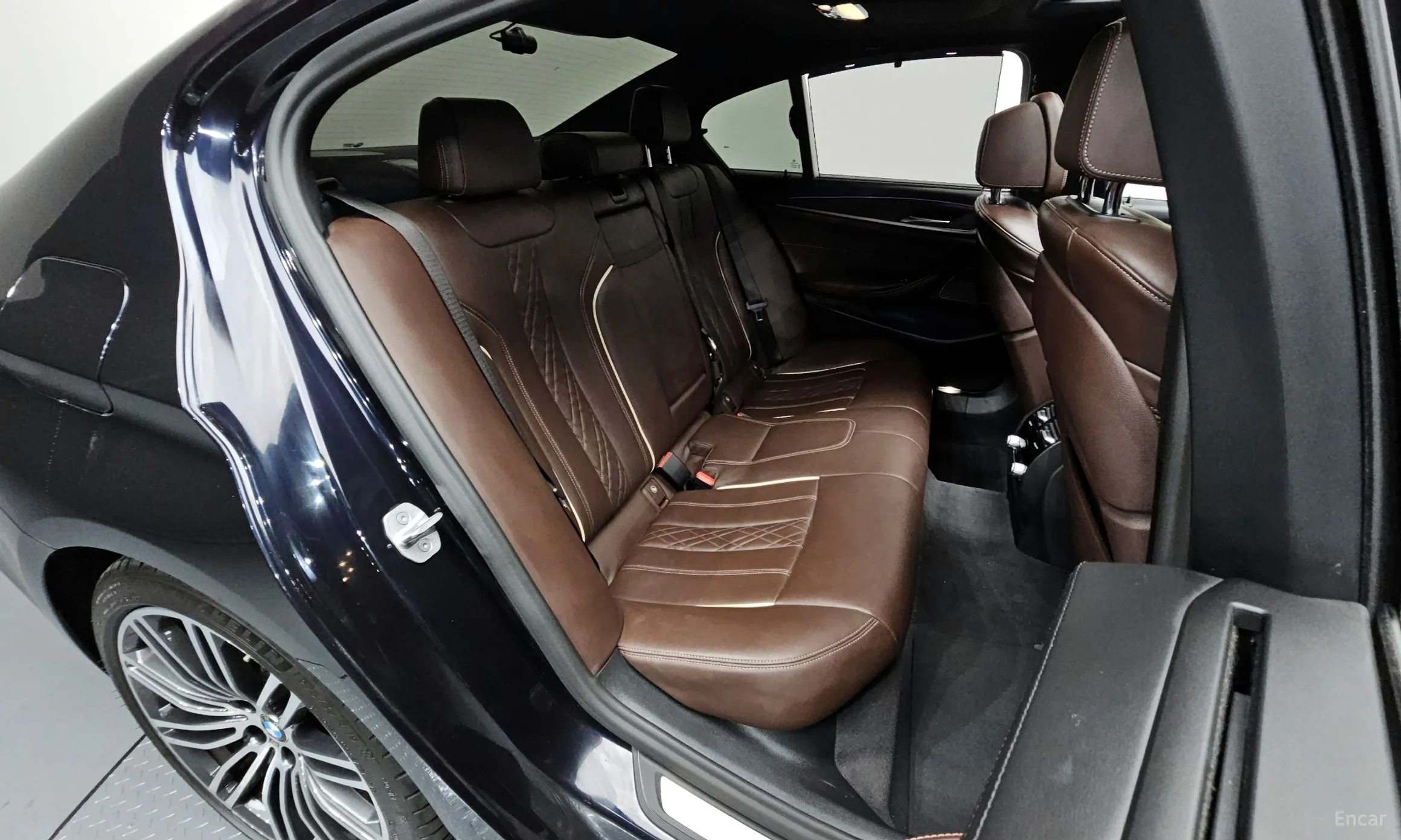 BMW 5 Series (G30) превью 12