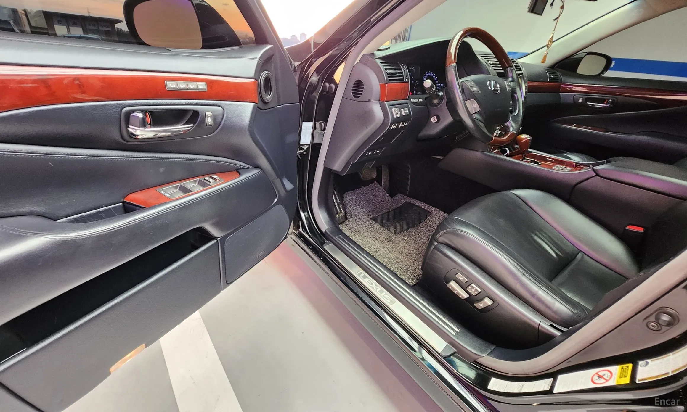 Lexus LS600hL превью 16