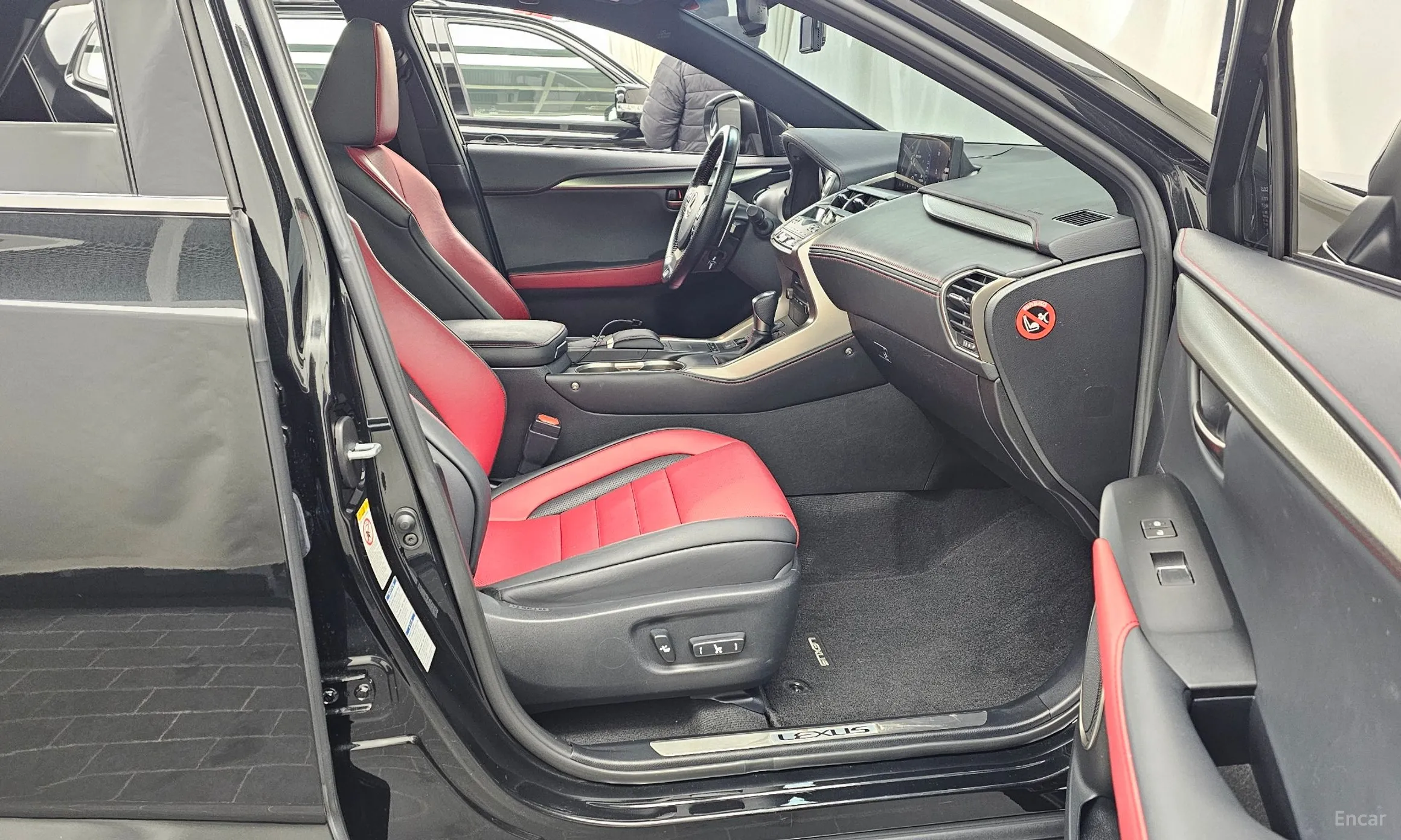 Lexus NX300 превью 11