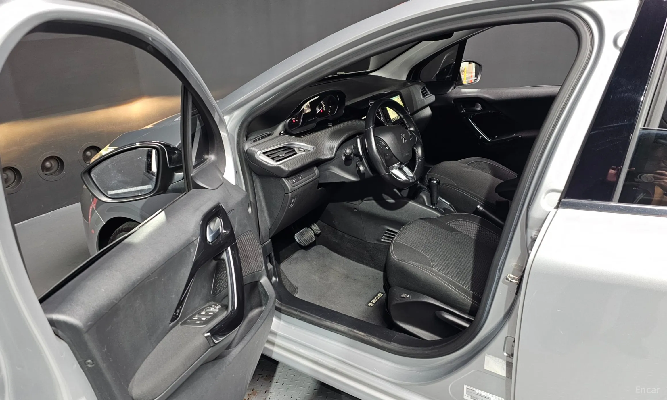 Peugeot 208 превью 10