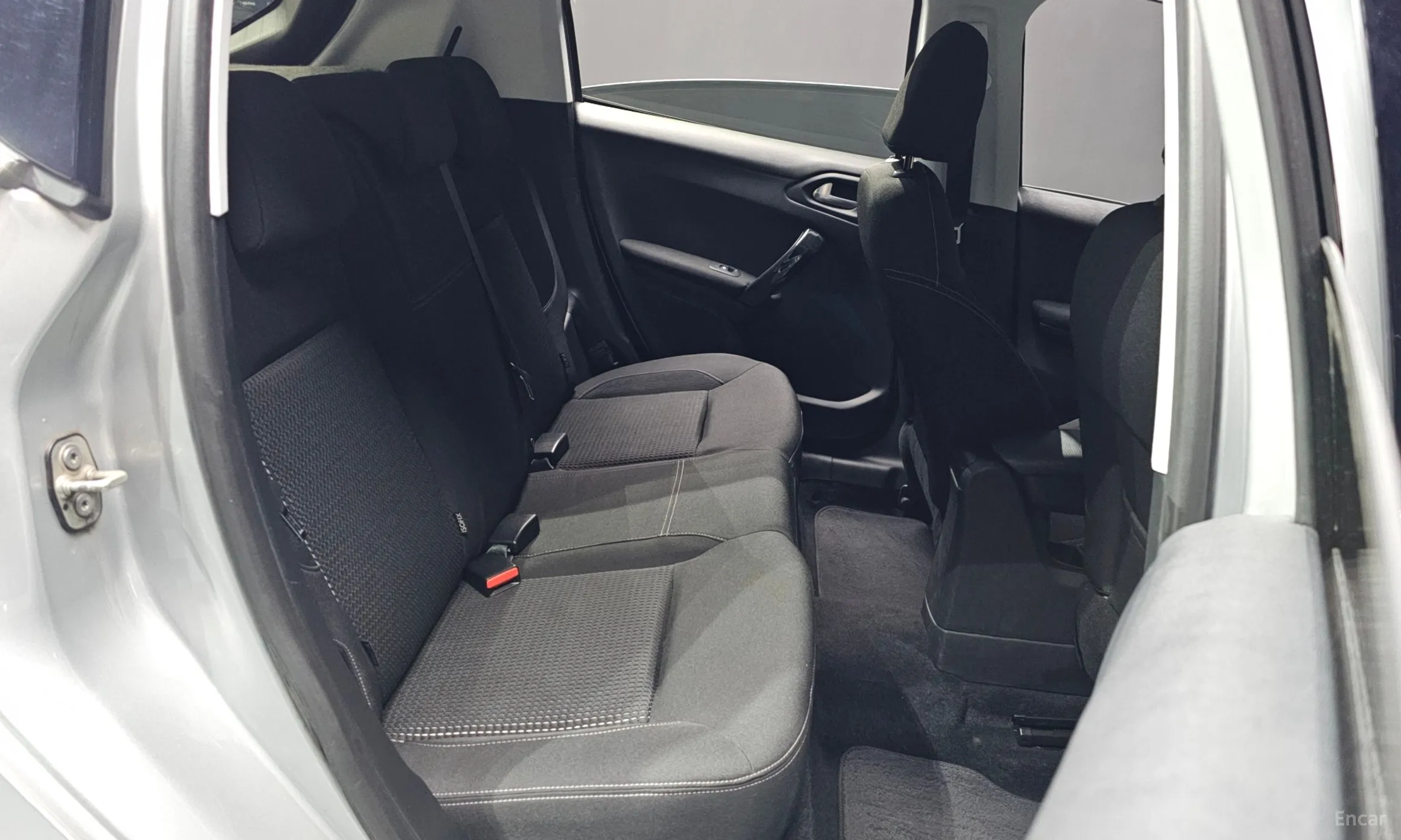 Peugeot 208 превью 12