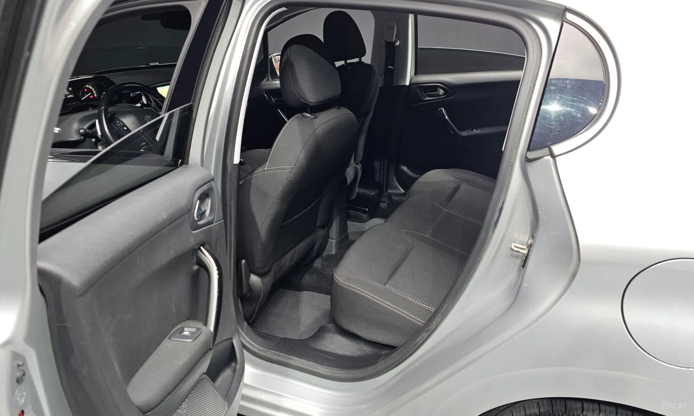 Peugeot 208 превью 13