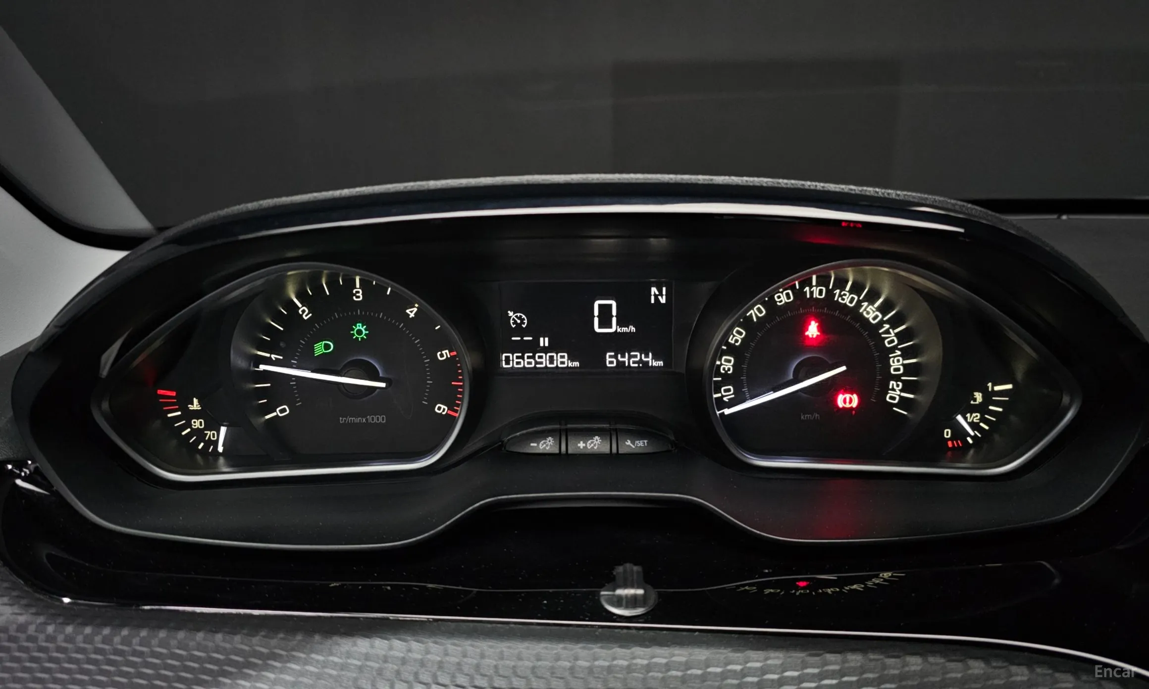 Peugeot 208 превью 8