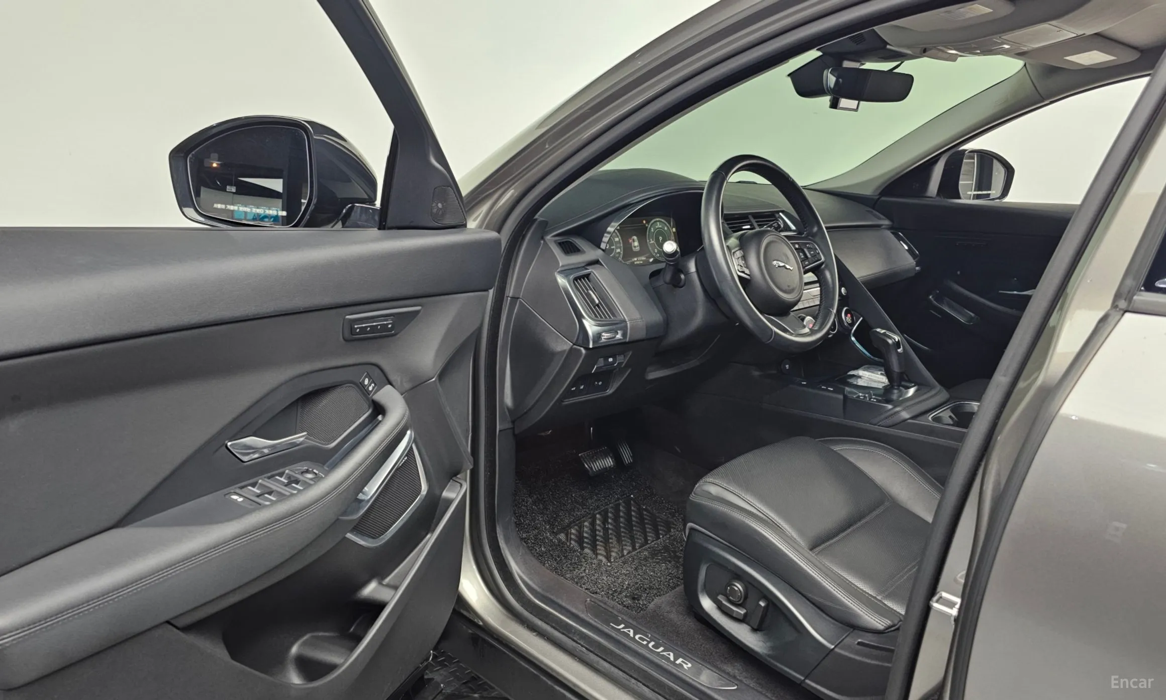 Jaguar E-PACE превью 10