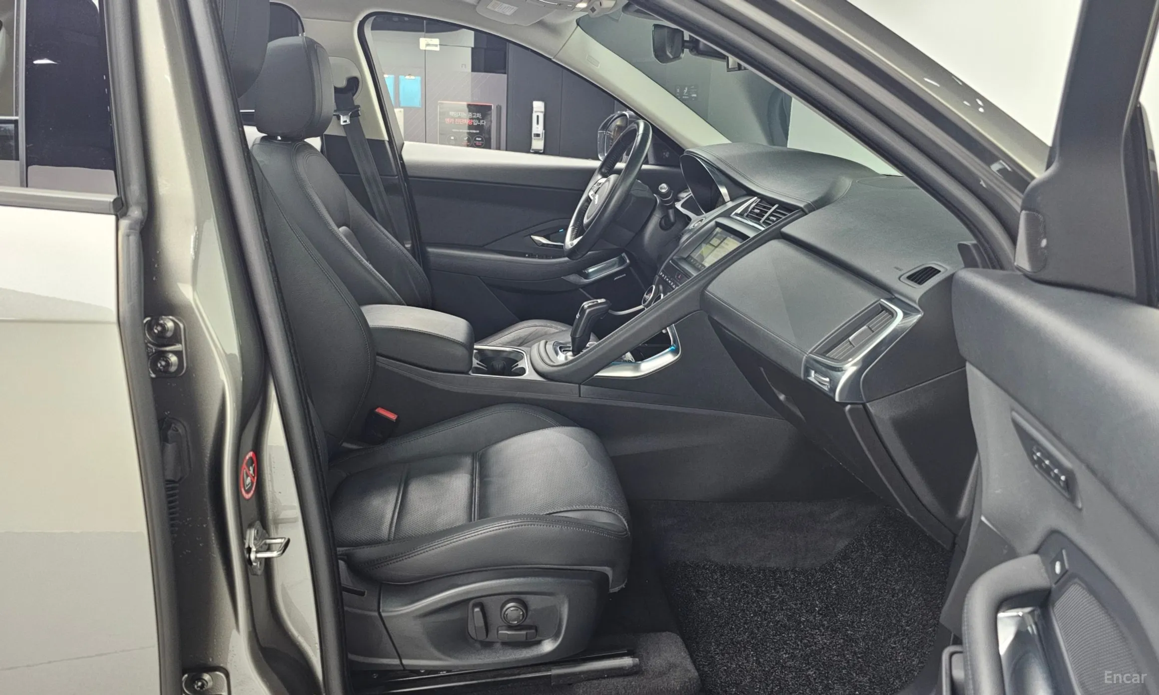 Jaguar E-PACE превью 11