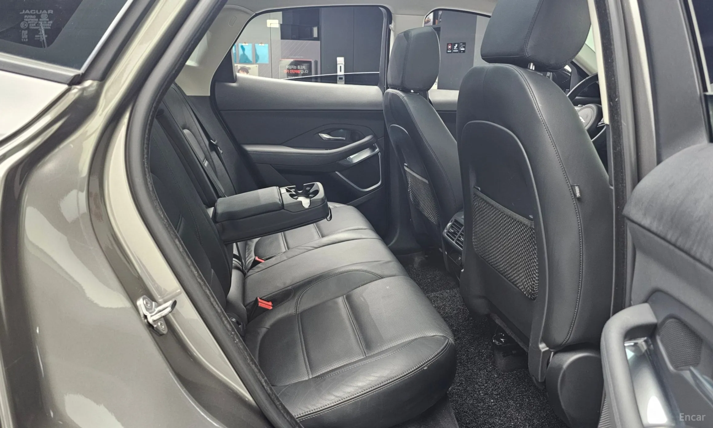 Jaguar E-PACE превью 12