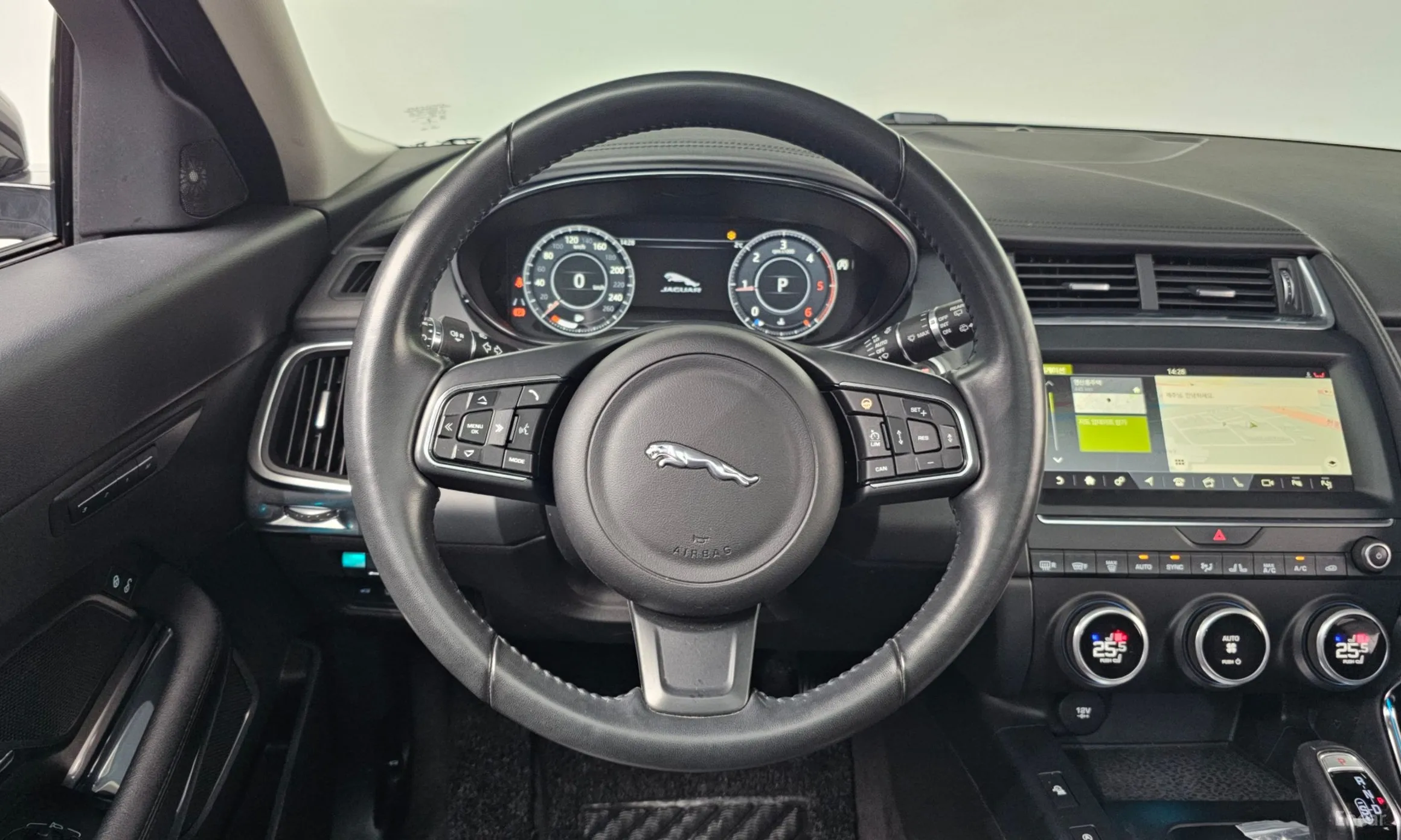 Jaguar E-PACE превью 13