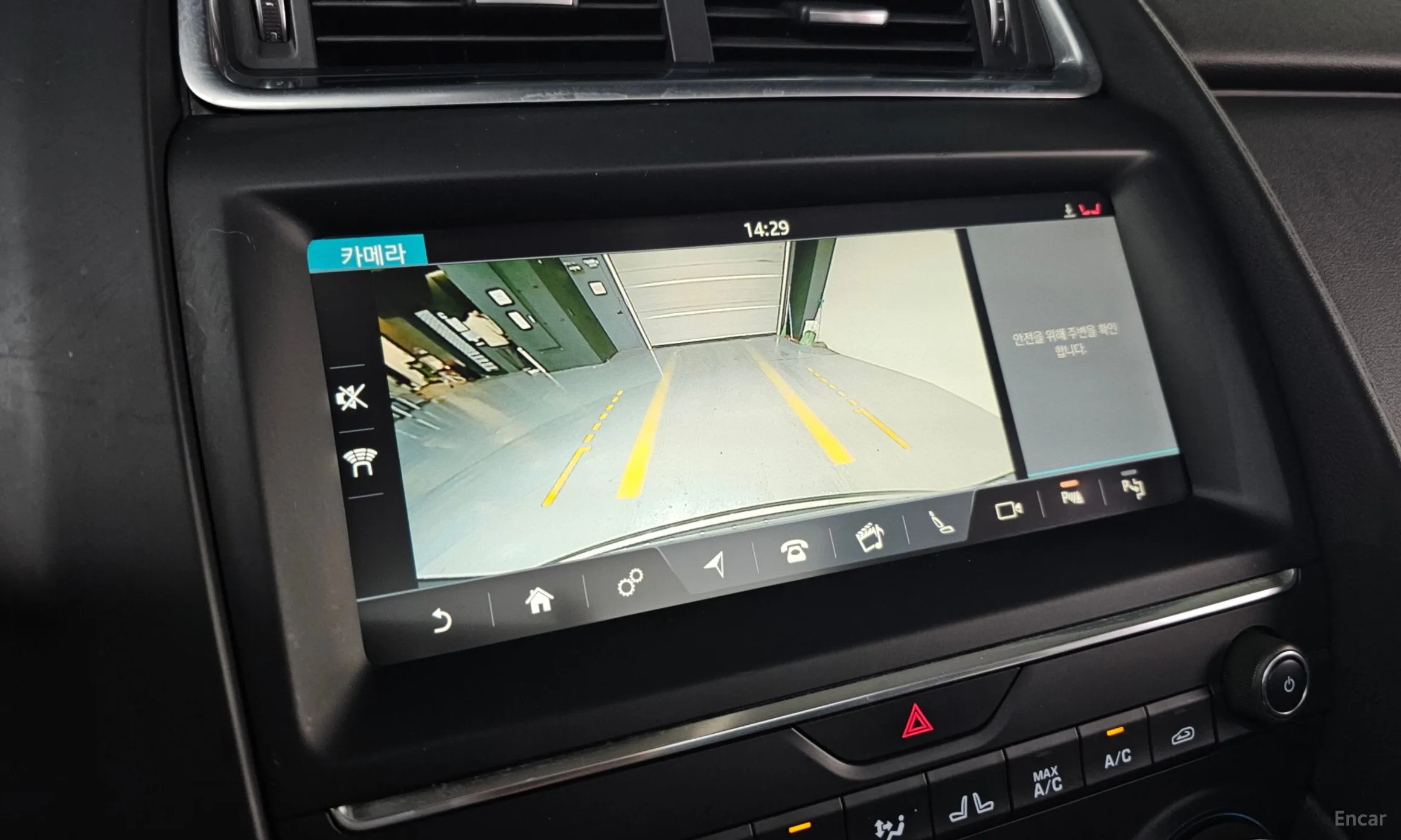 Jaguar E-PACE превью 15