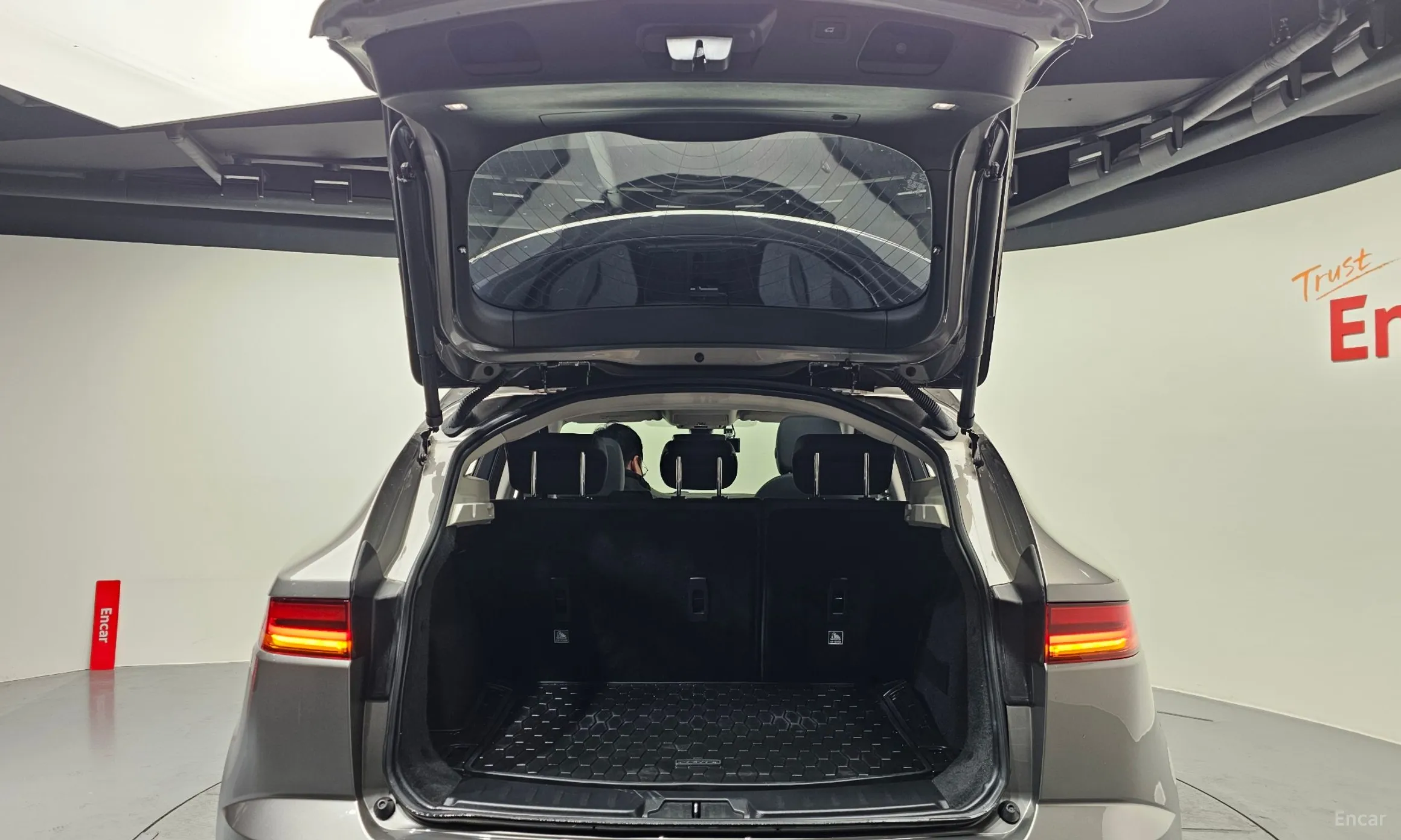 Jaguar E-PACE превью 20
