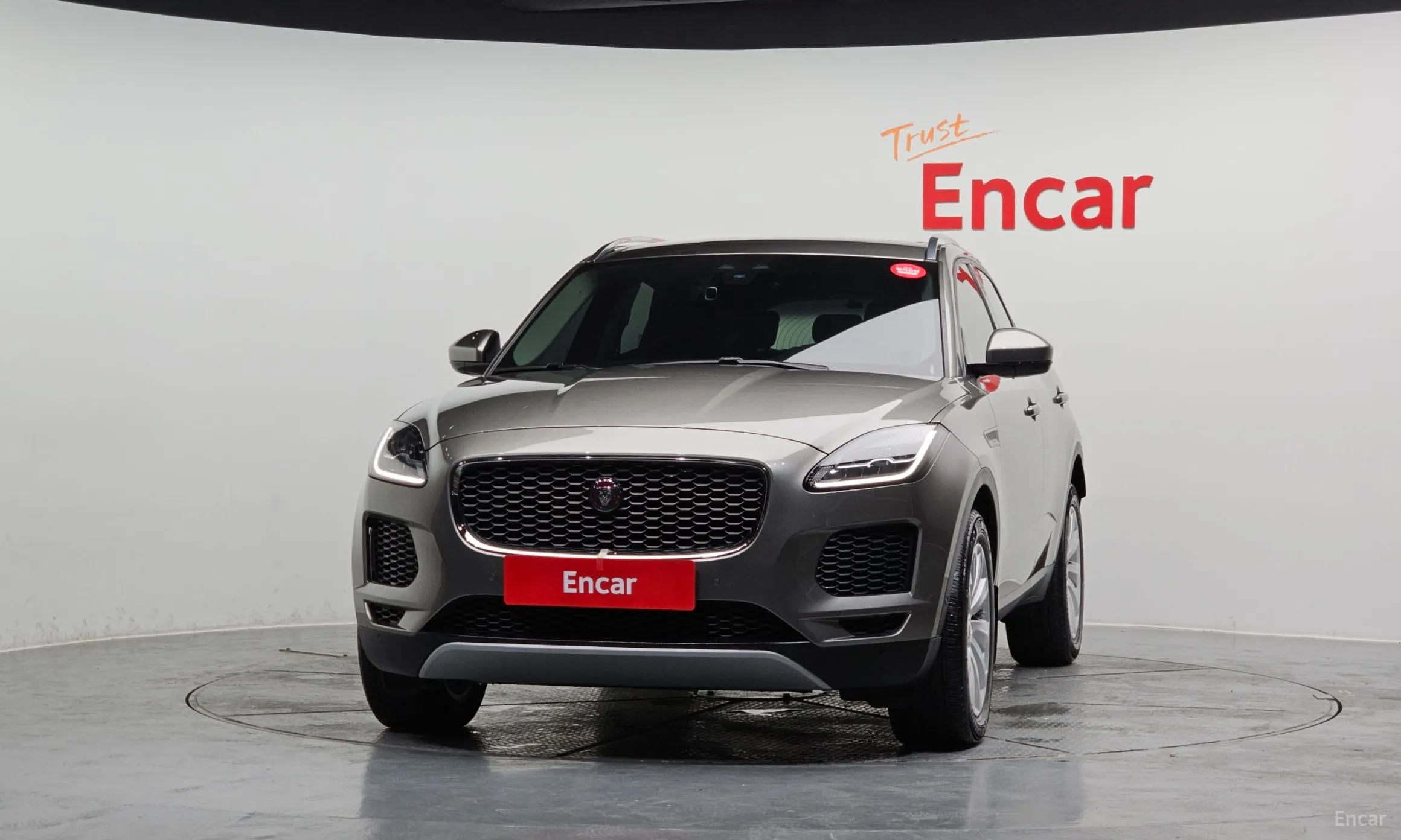 Jaguar E-PACE превью 3