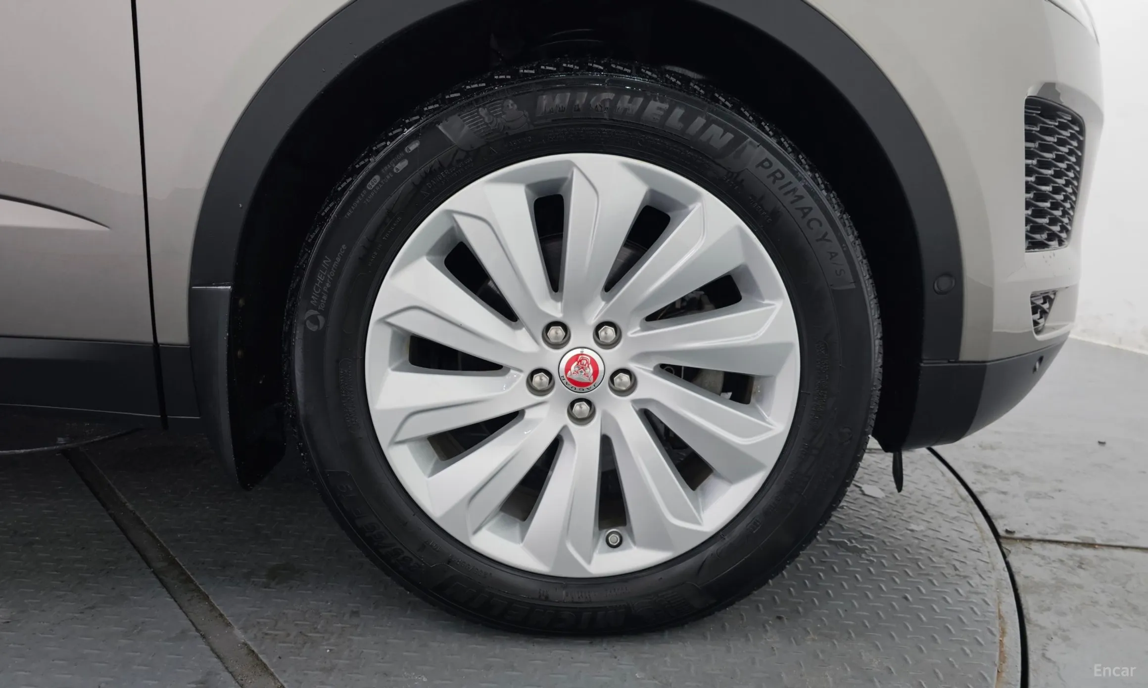 Jaguar E-PACE превью 5