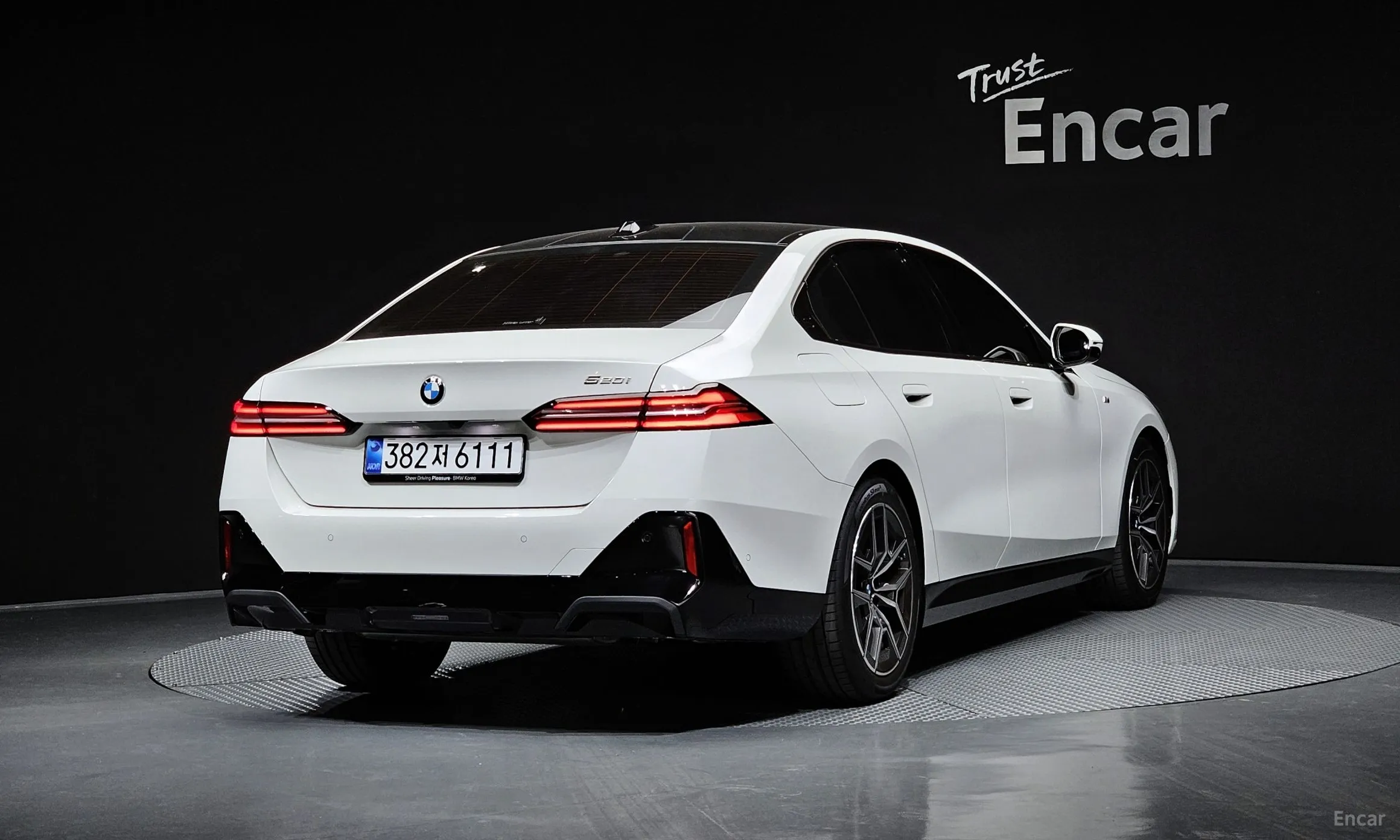 BMW 5 Series (G60) превью 2