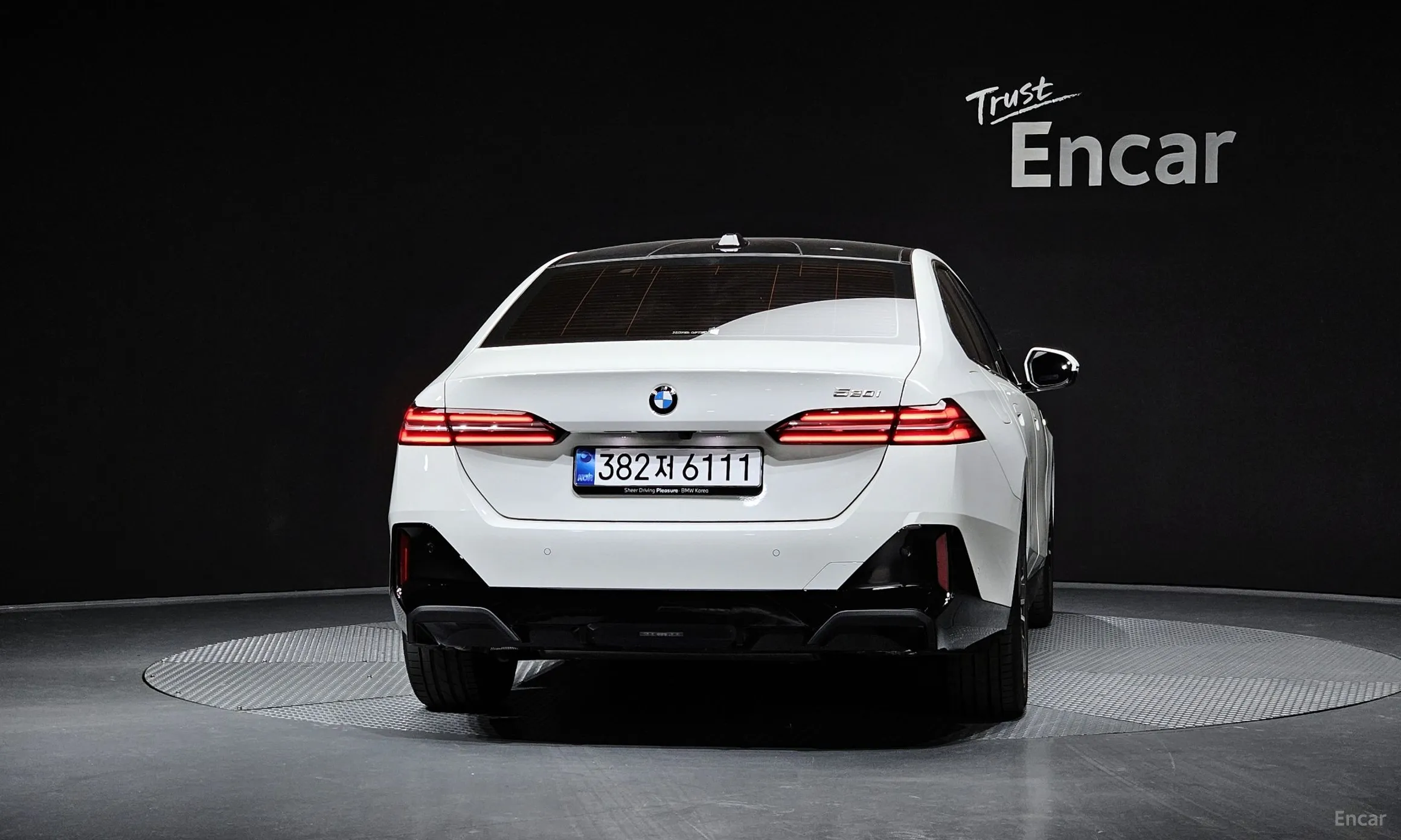 BMW 5 Series (G60) превью 4