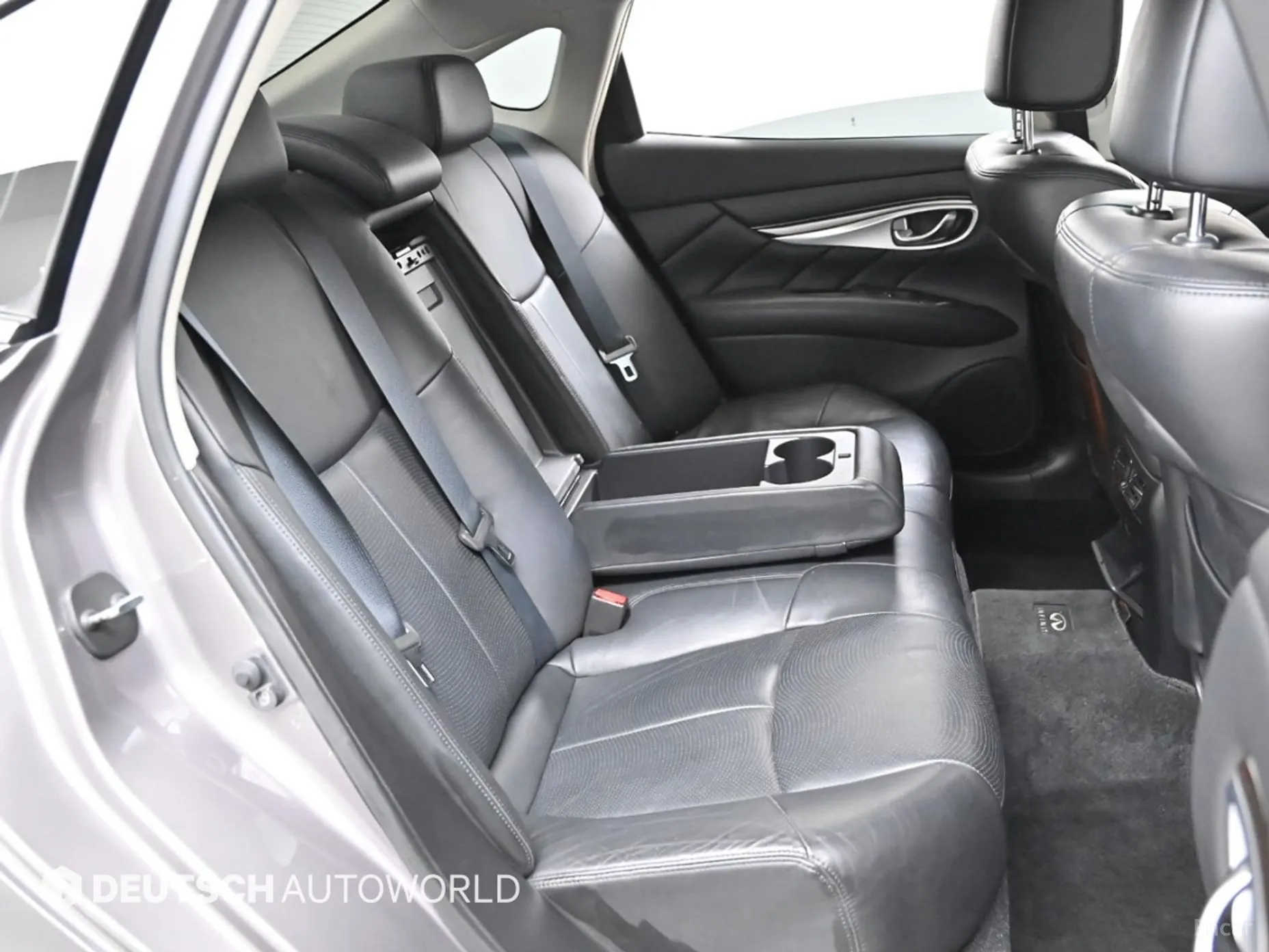 Infiniti Q70 превью 12
