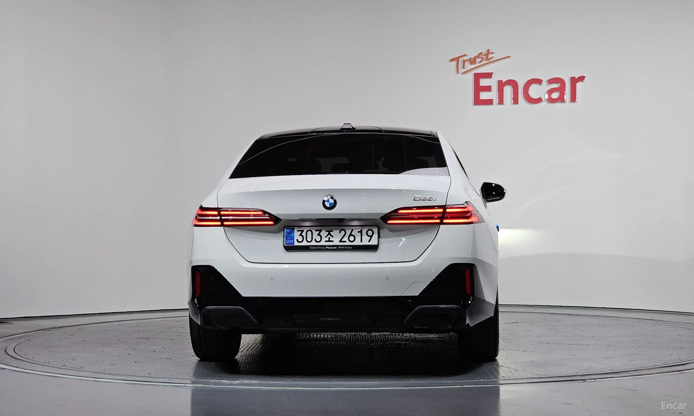 BMW 5 Series (G60) превью 4