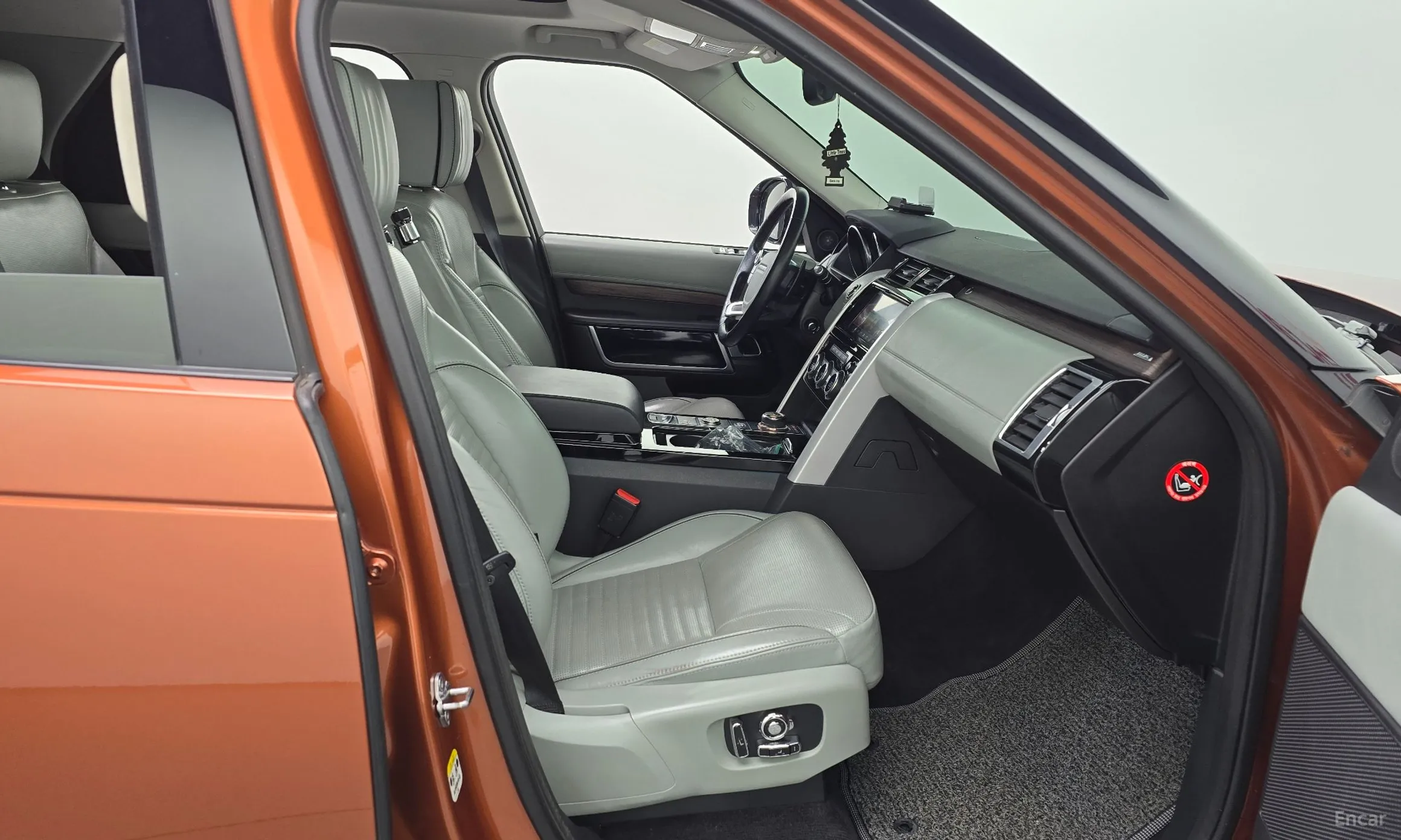 Land Rover Discovery 5 превью 11