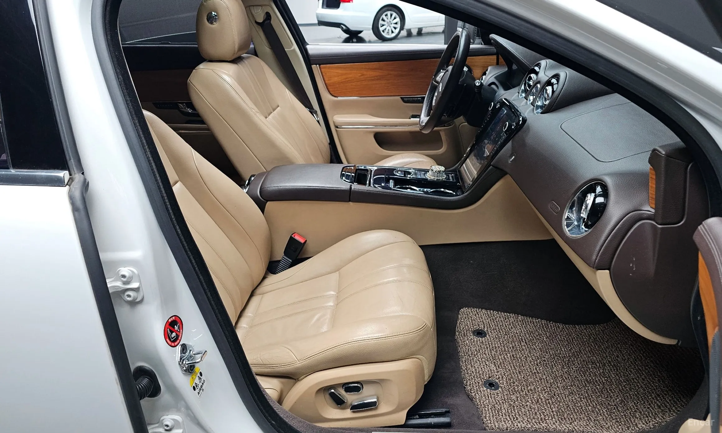 Jaguar All New XJ превью 10