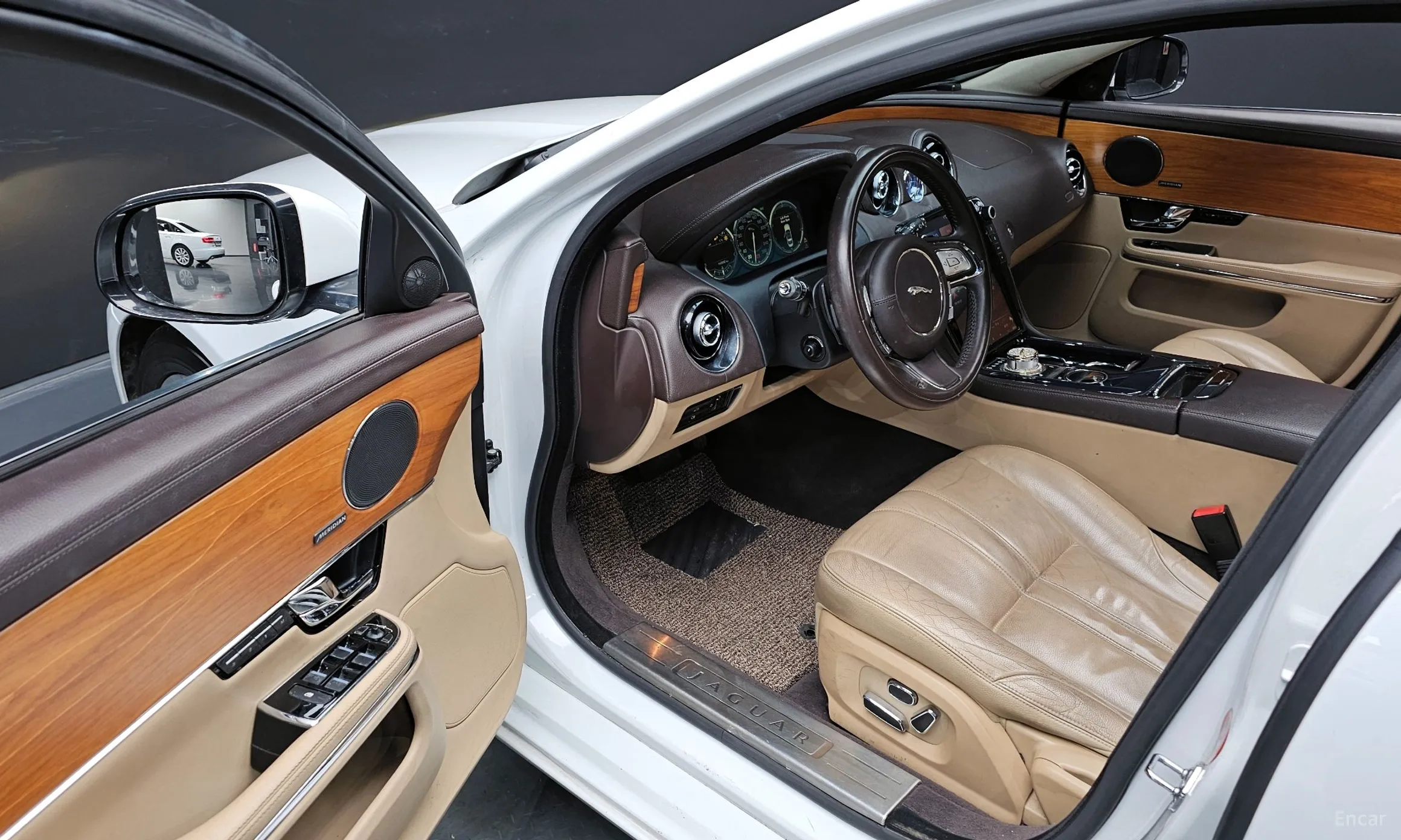 Jaguar All New XJ превью 12