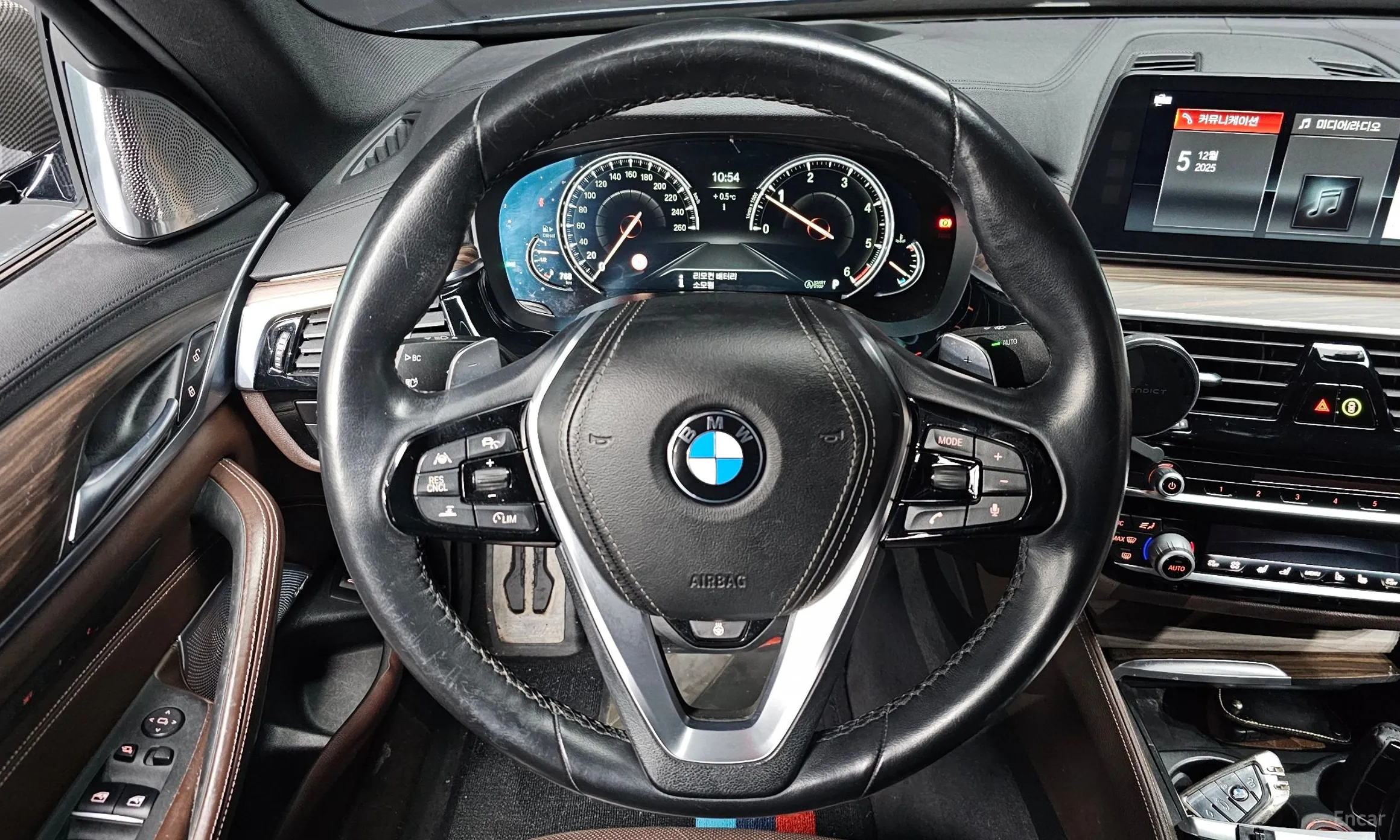BMW 5 Series (G30) превью 13