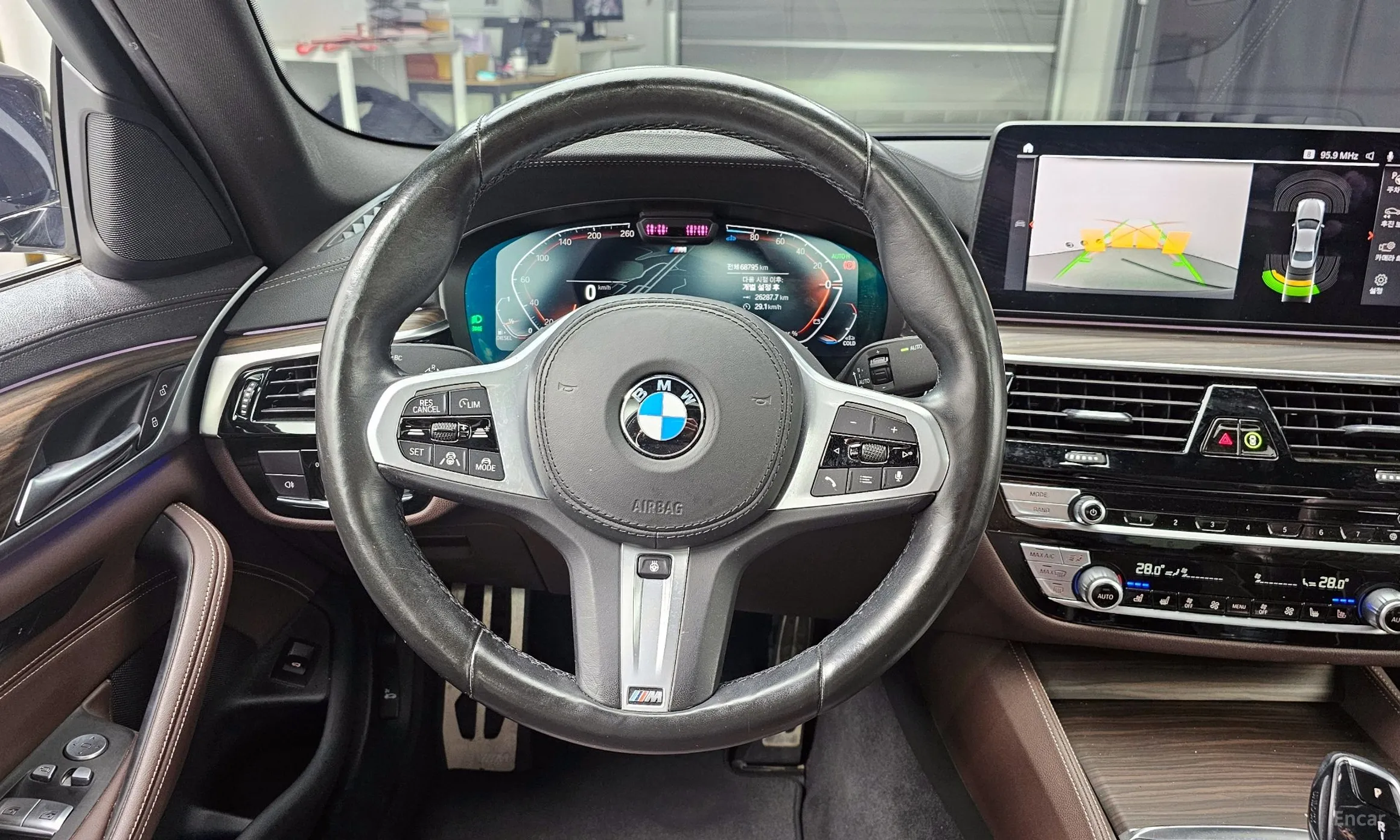 BMW 5 Series (G30) превью 13