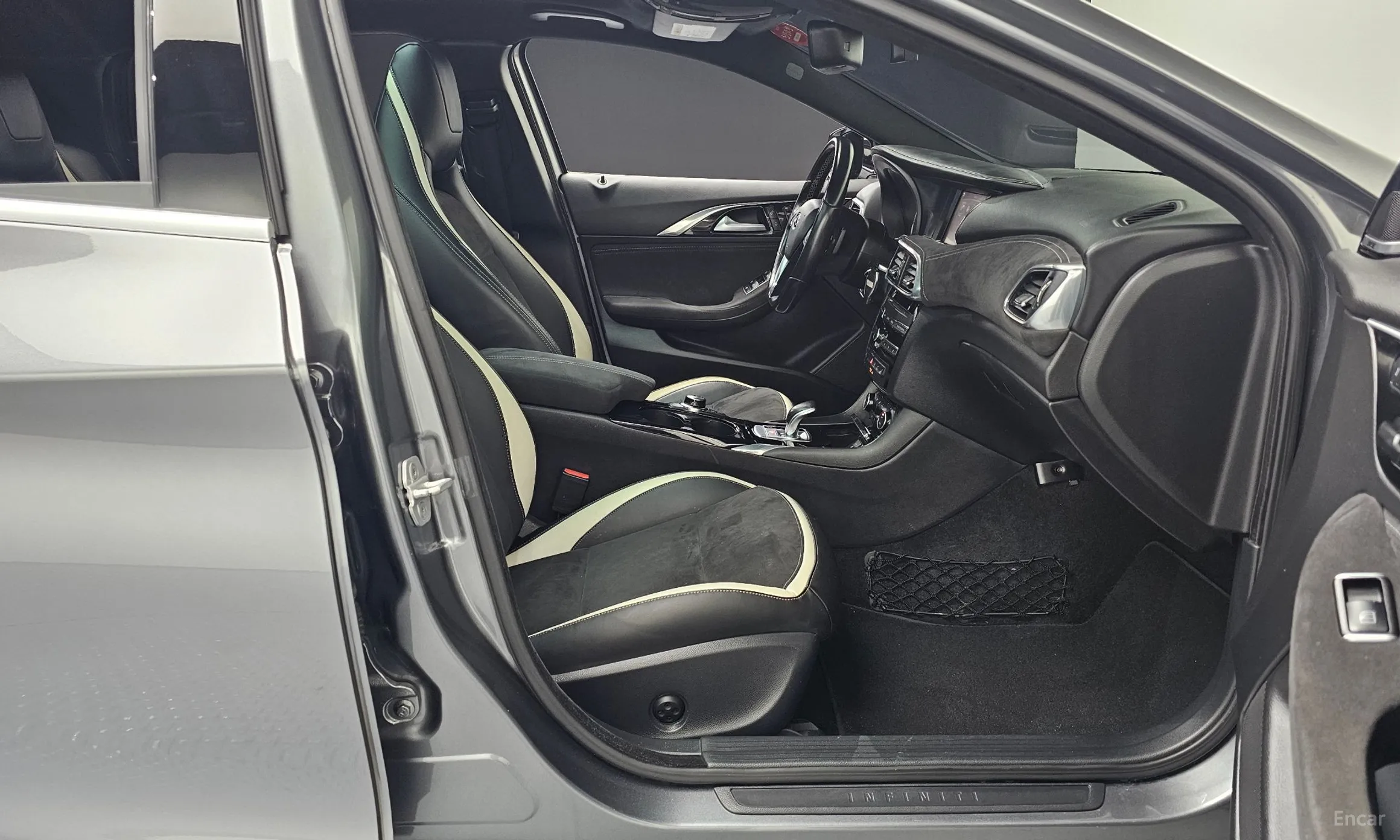 Infiniti Q30 превью 11