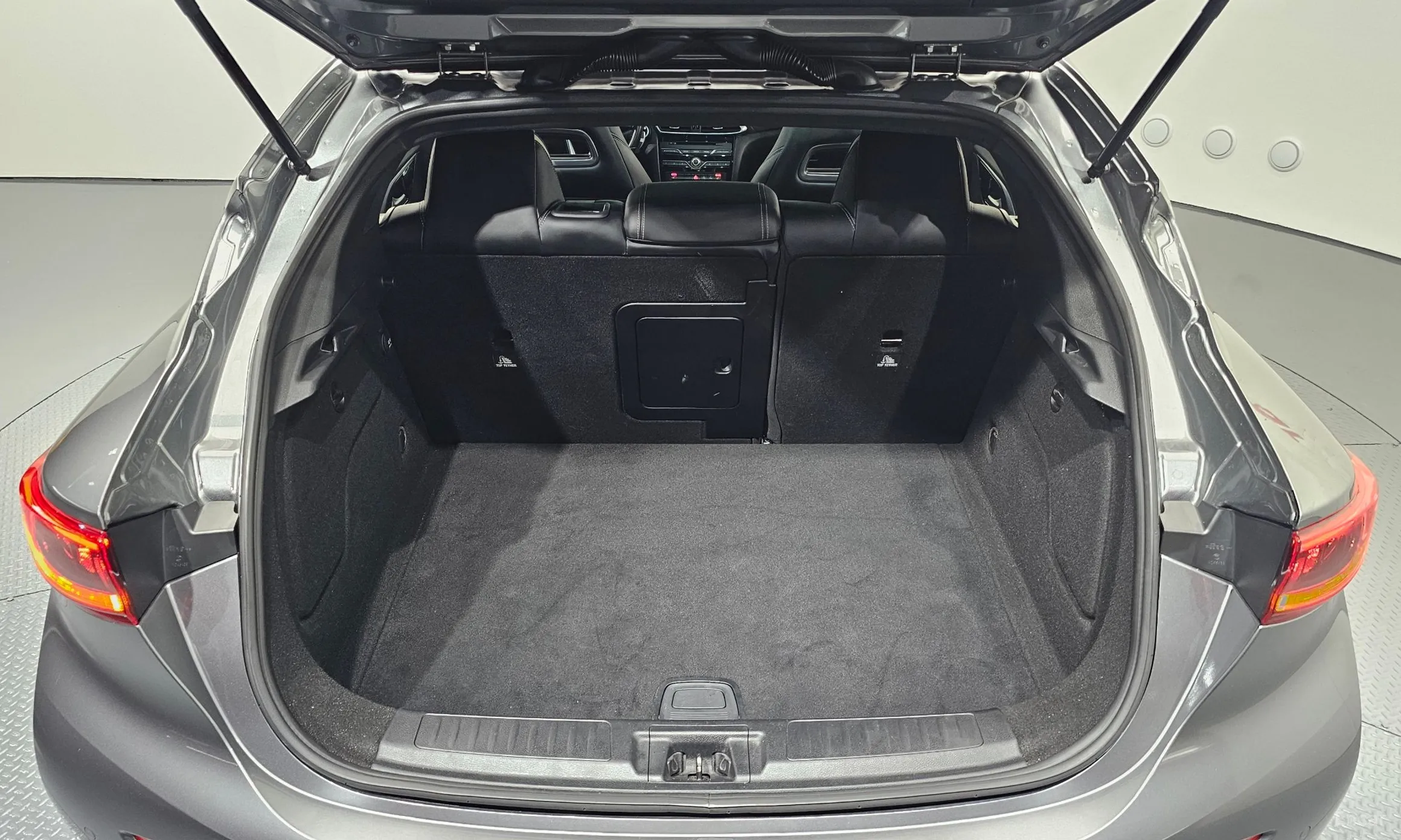Infiniti Q30 превью 20